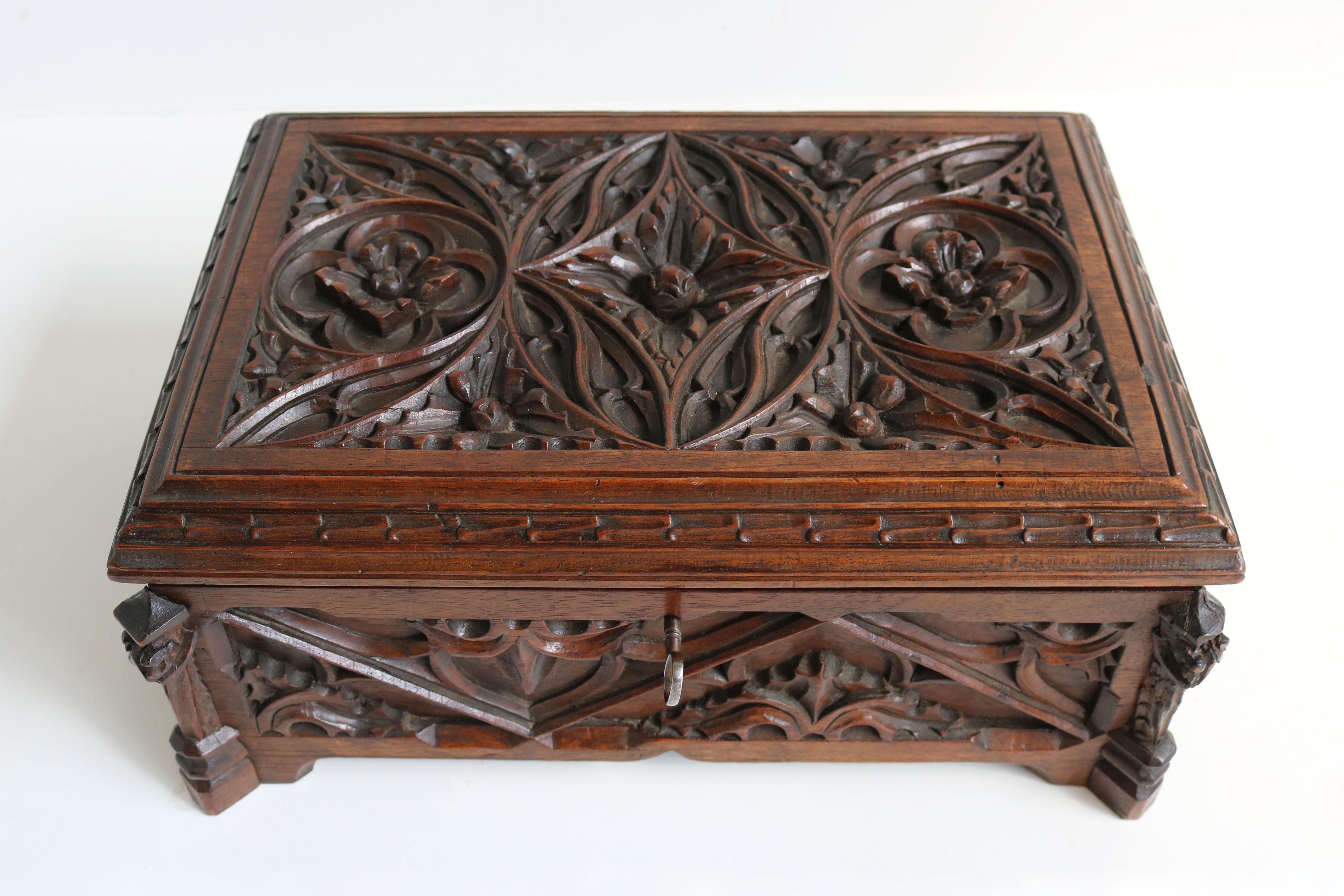 Exquisite & rare ! This French 19th century Gothic Revival Jewelry box in carved walnut. 
Amazing craftsmanship and richly decorated with Gothic style carvings on all sides. 
Each corner has a church pillar typical for the gothic style & the piece