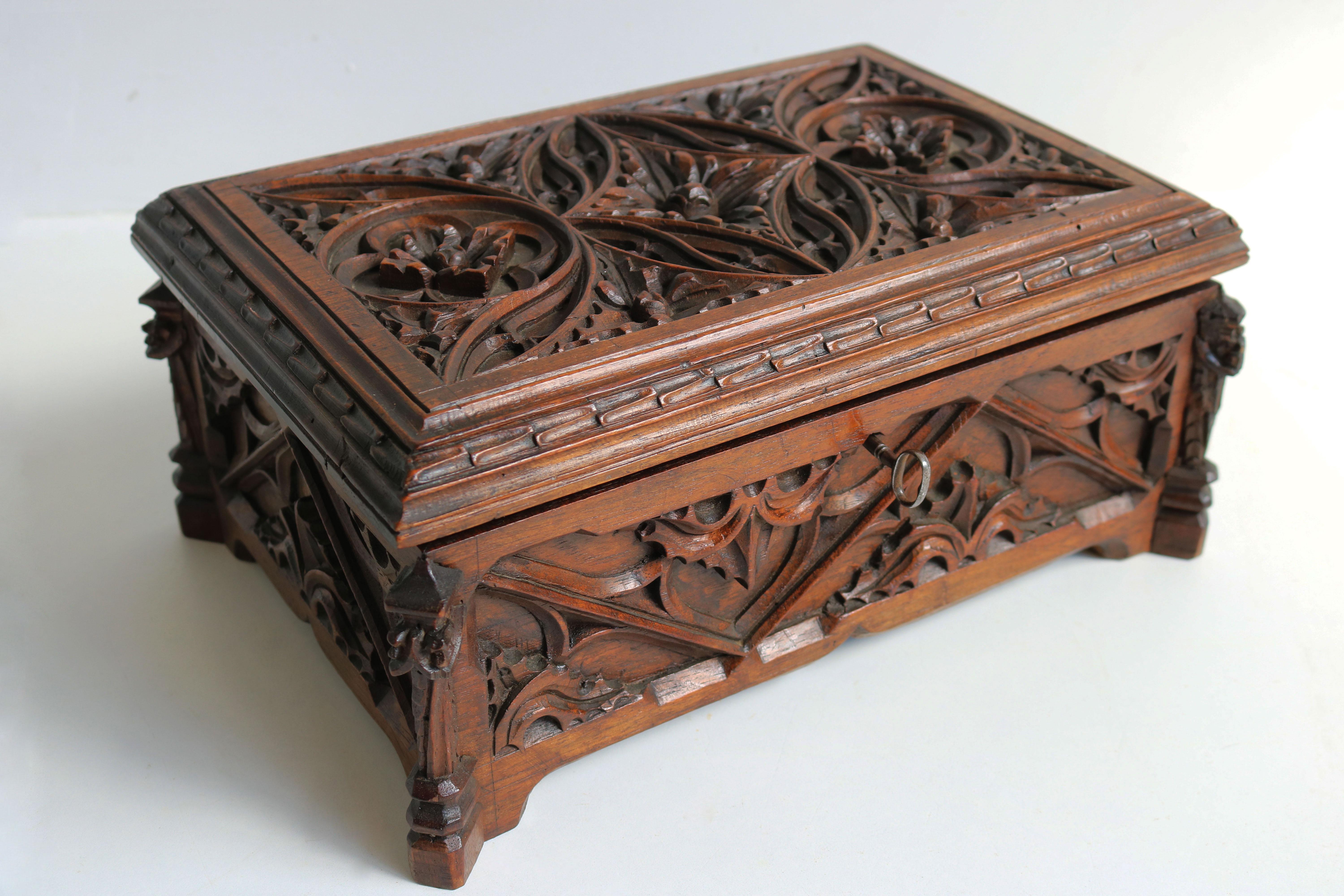 Raro Antique French 19th Century Gothic Revival Neo-Gothic Joyero Iglesia Renacimiento gótico en venta