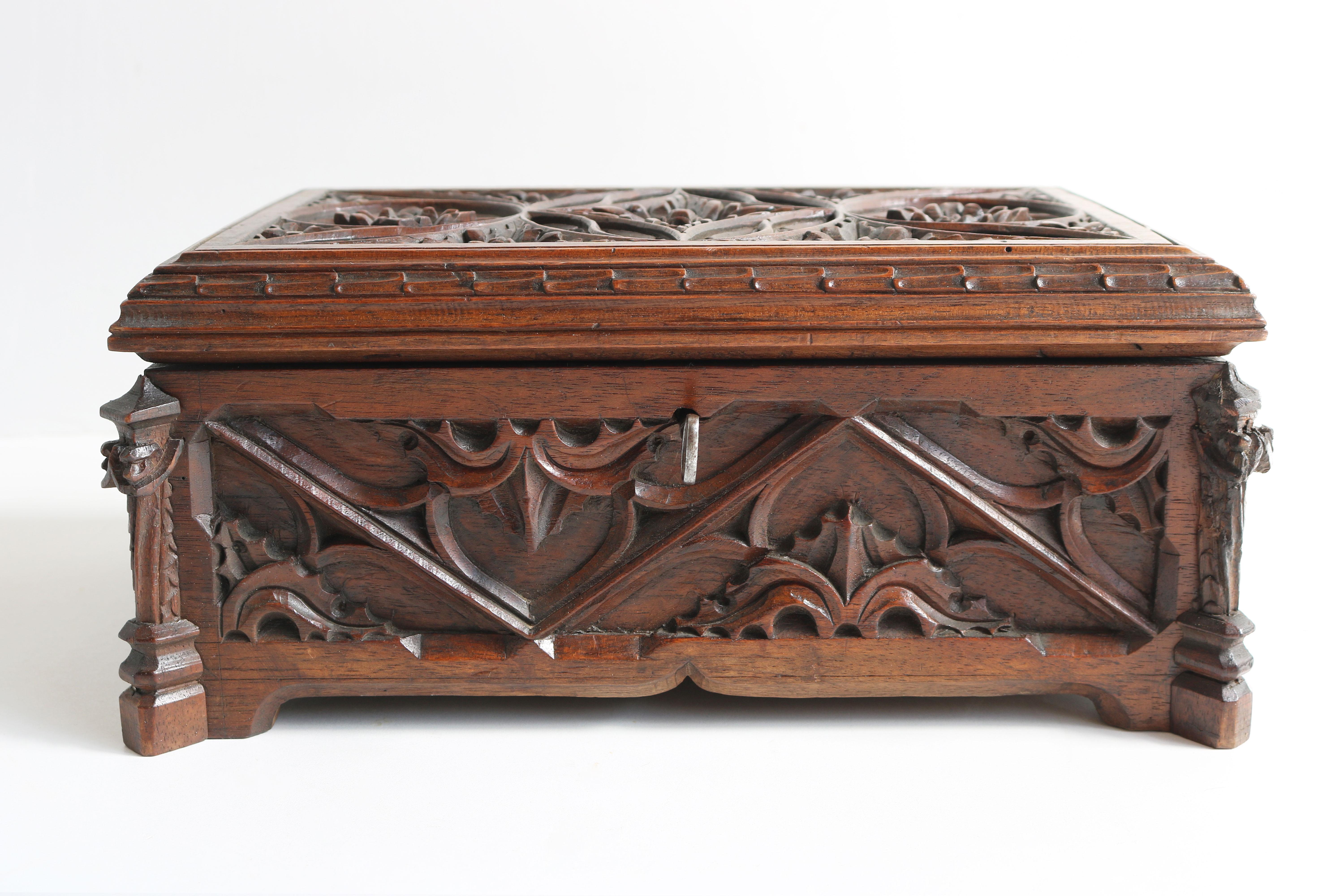Raro Antique French 19th Century Gothic Revival Neo-Gothic Joyero Iglesia Tallado a mano en venta