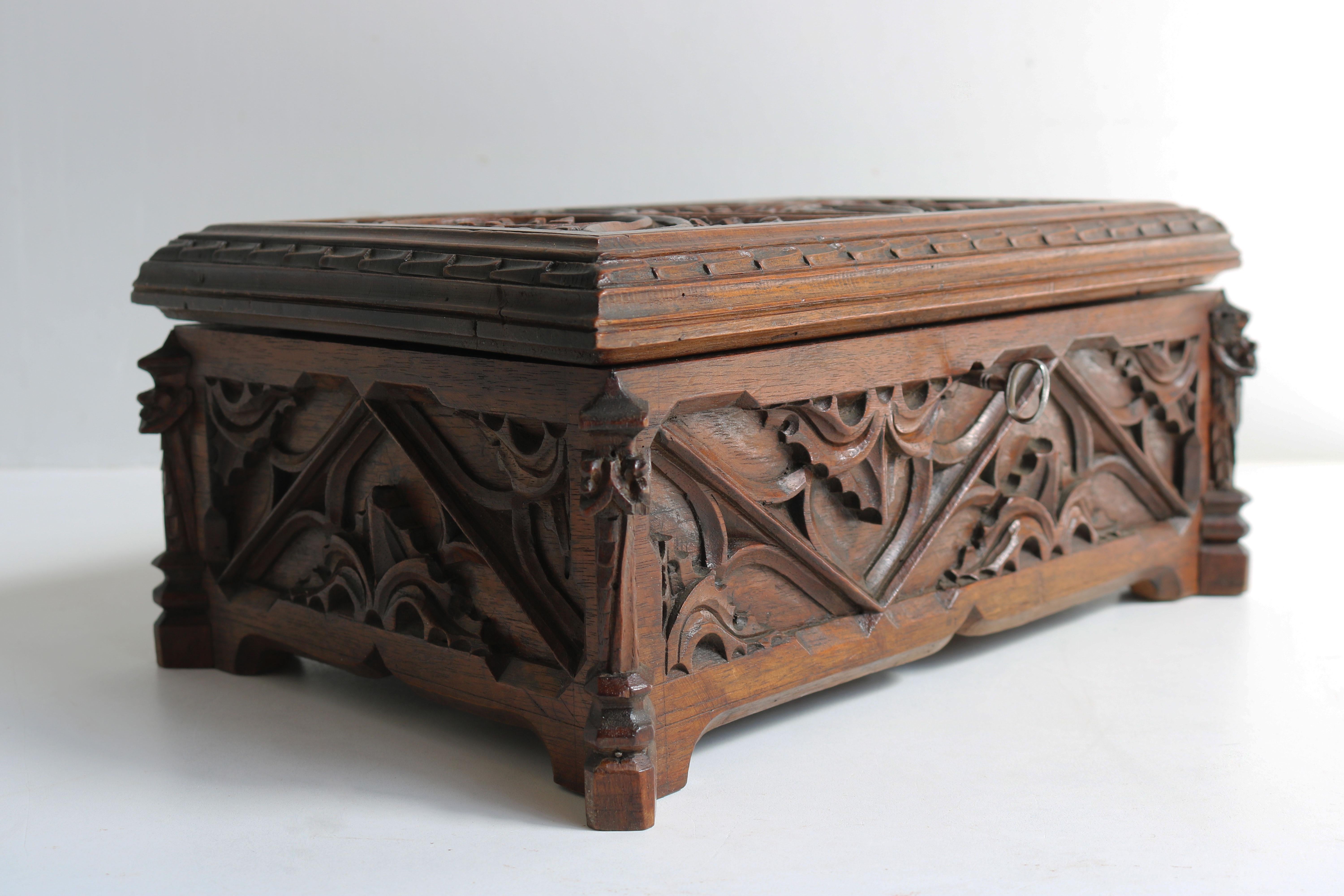 Raro Antique French 19th Century Gothic Revival Neo-Gothic Joyero Iglesia en Bueno estado para la venta en Ijzendijke, NL