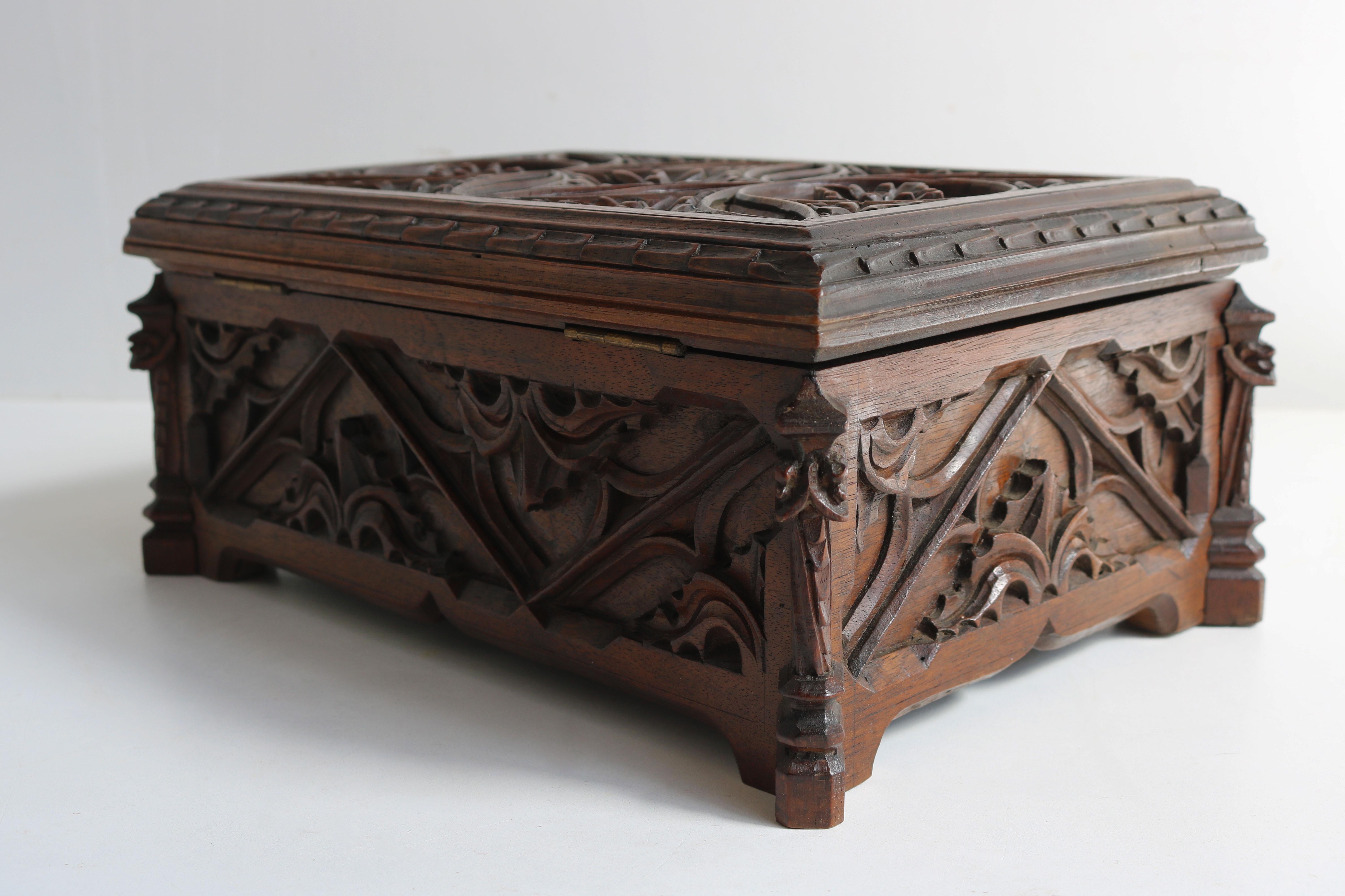 Raro Antique French 19th Century Gothic Revival Neo-Gothic Joyero Iglesia Terciopelo en venta