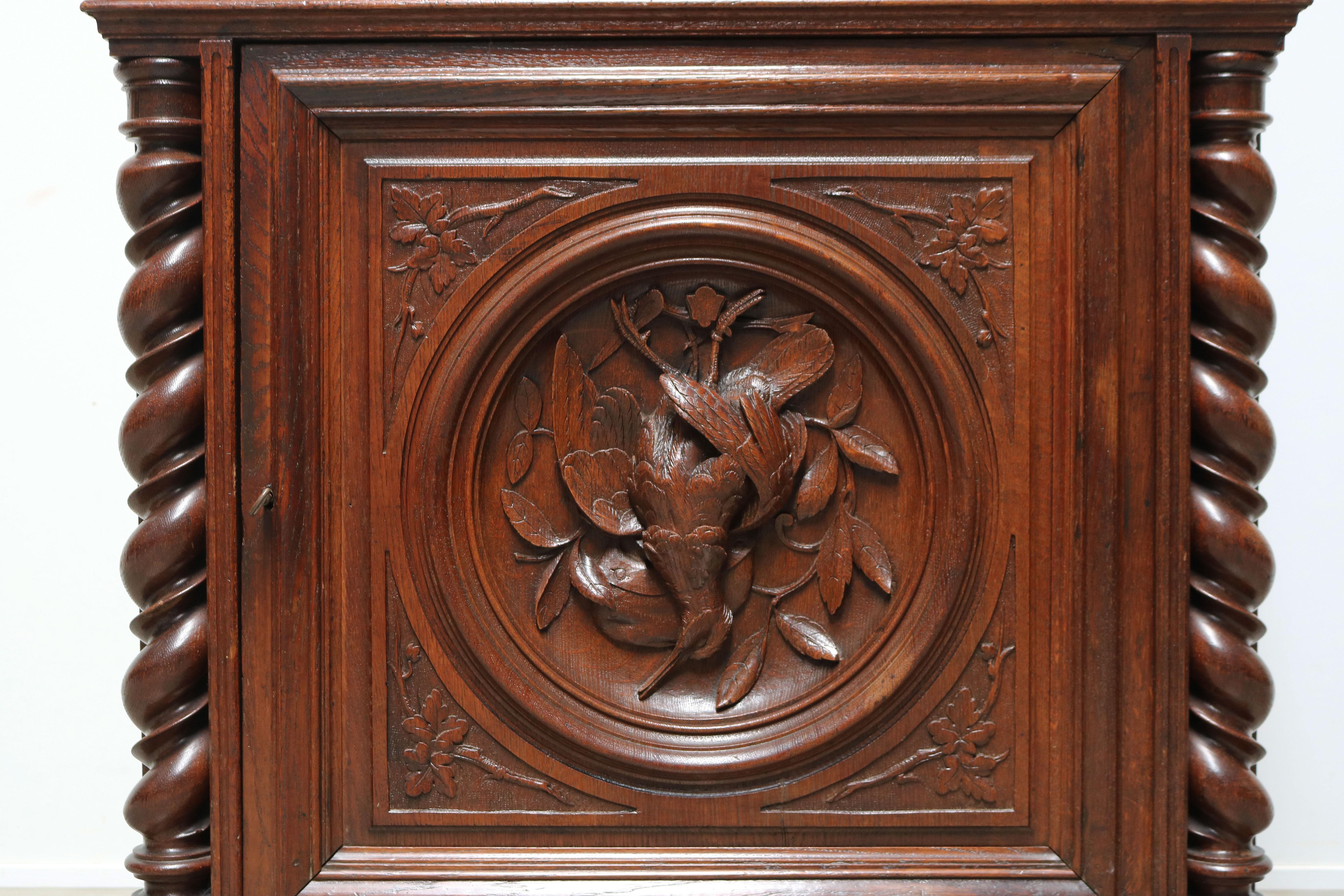 Amazing 19th century antique French Renaissance revival Hunting style / Black Forest Cabinet. 
Cette pièce est une belle démonstration de savoir-faire et reste en superbe état. 
Richement décoré de feuilles et de branches, d'un oiseau trophée de