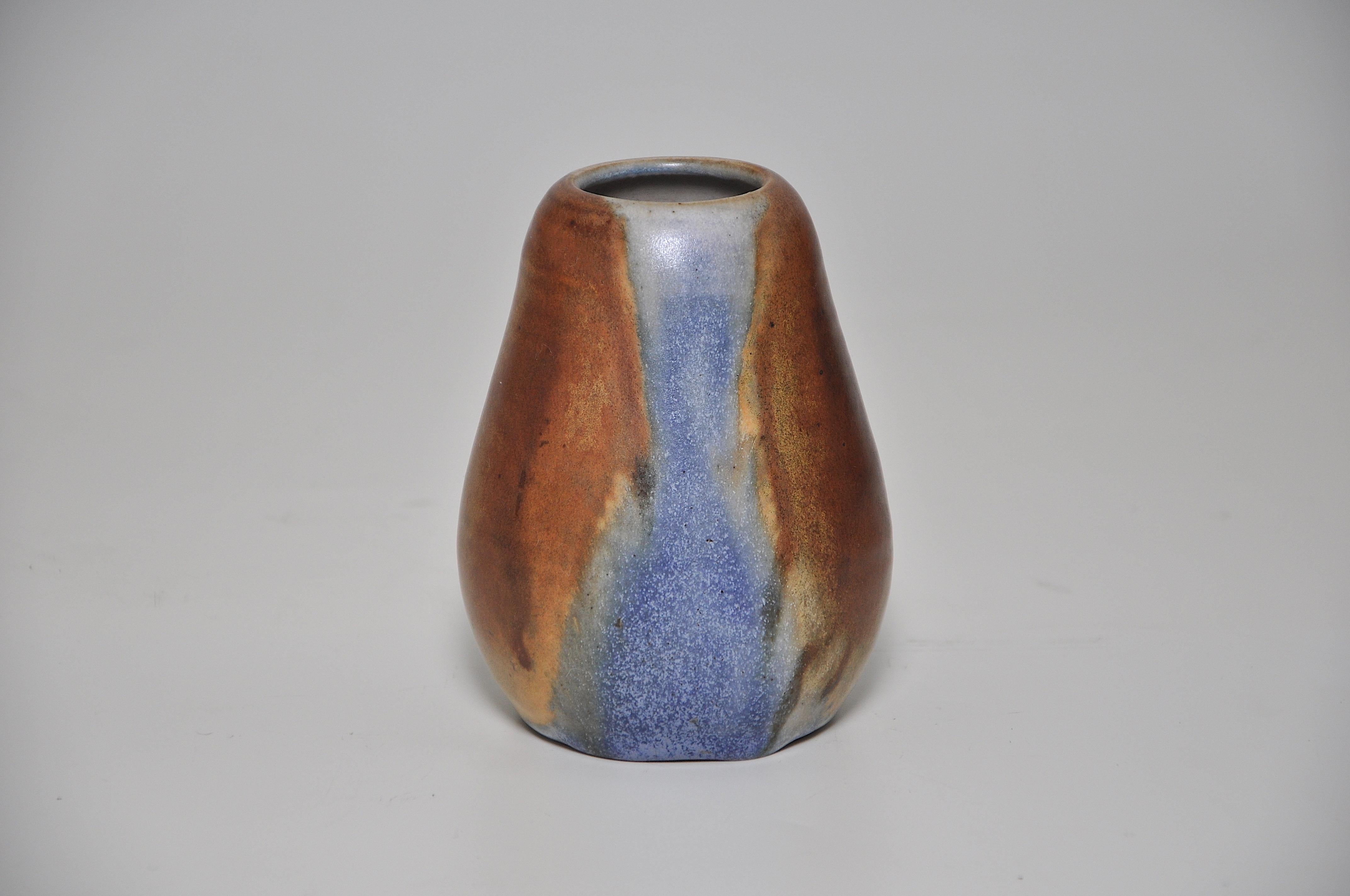 Vase piriforme ou piriforme en grès d'inspiration japonaise. Recouvert d'une glaçure fluide en tranches de bleu pâle, de brun et d'ocre par le céramiste d'art français Jean Pointu (1843-1925) de l'important groupe de l'Ecole de Carries à