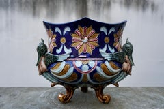 Rare jardinière ancienne en majolique française avec griffons et fleurs ailés