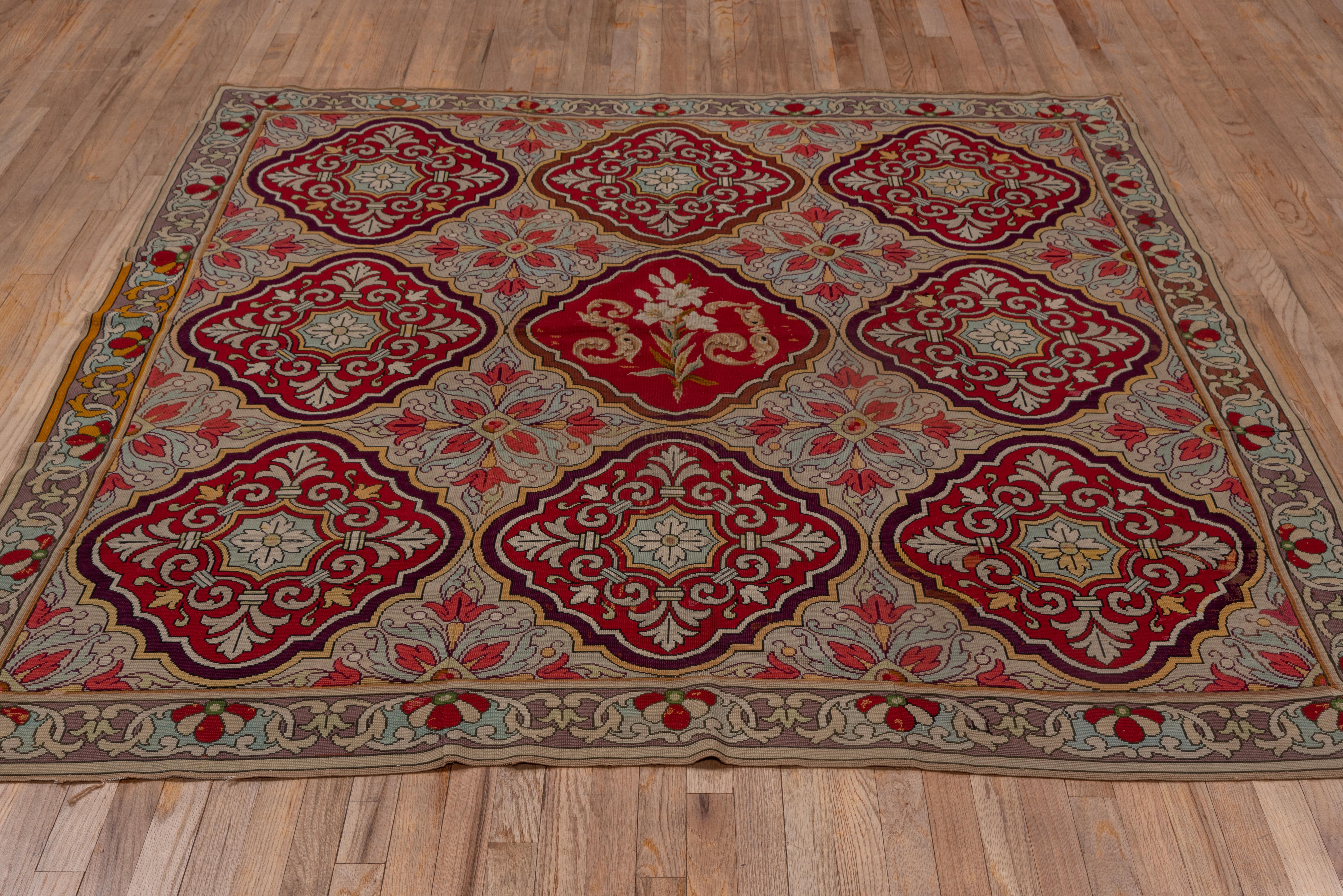 Rara Alfombra Cuadrada de Punto de Aguja Antique French, Ricos Colores Aubusson en venta