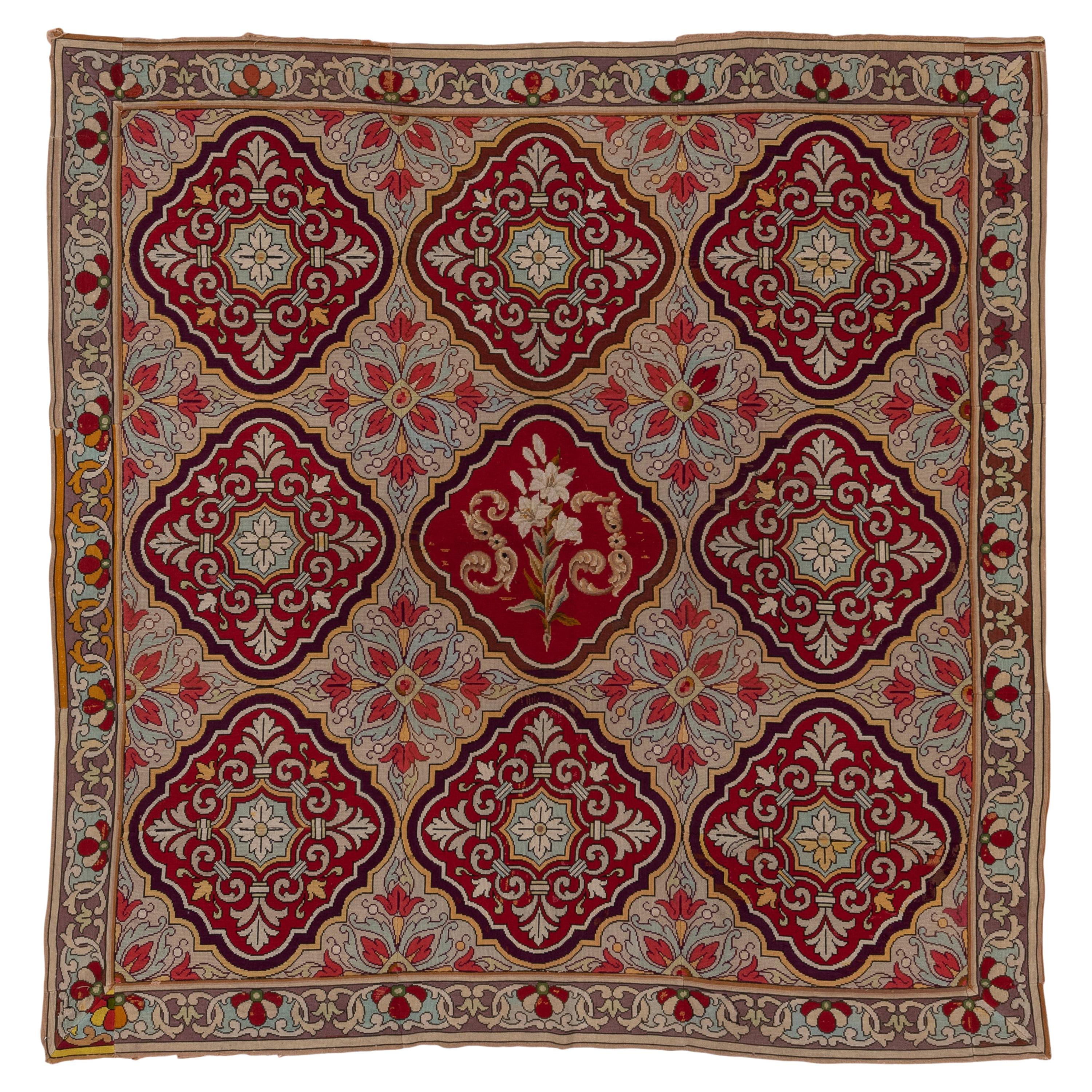 Rare tapis carré français ancien à l'aiguille, couleurs riches