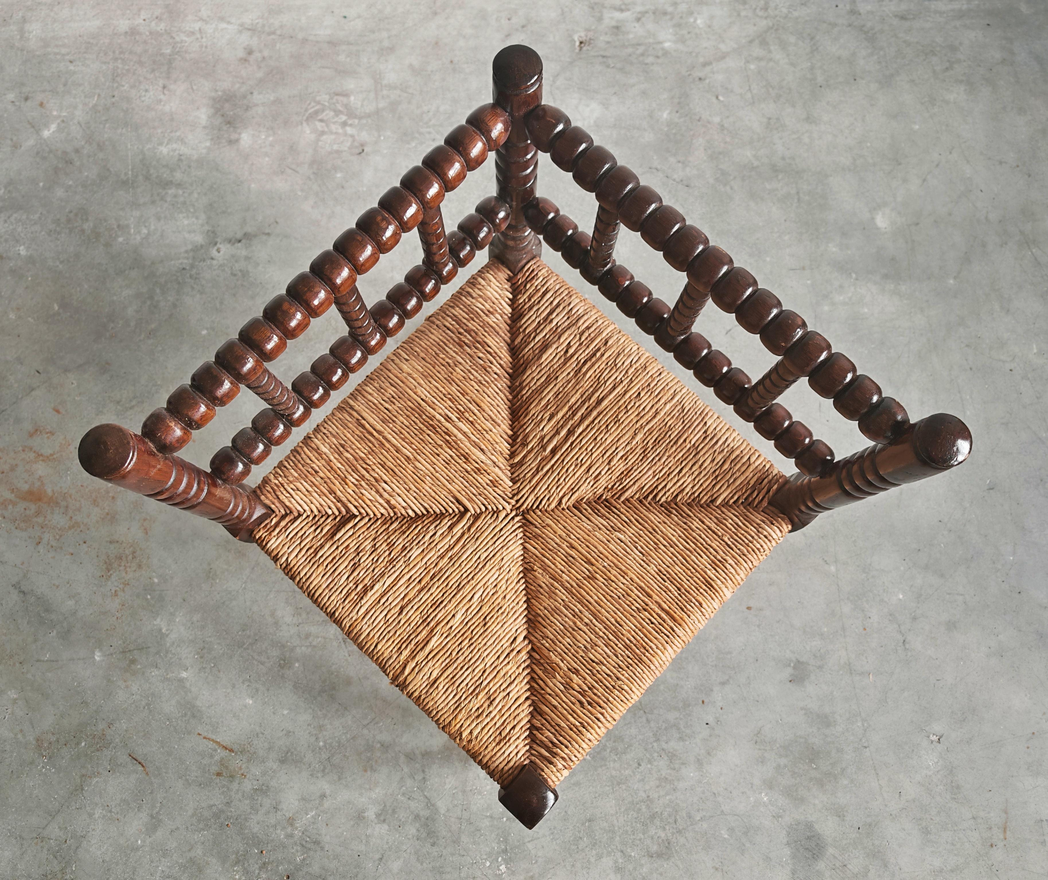 Seltener Antique French Provincial geschnitzter Oak Bobbin Rush Eckstuhl, Frankreich 1910s (Französische Provence) im Angebot