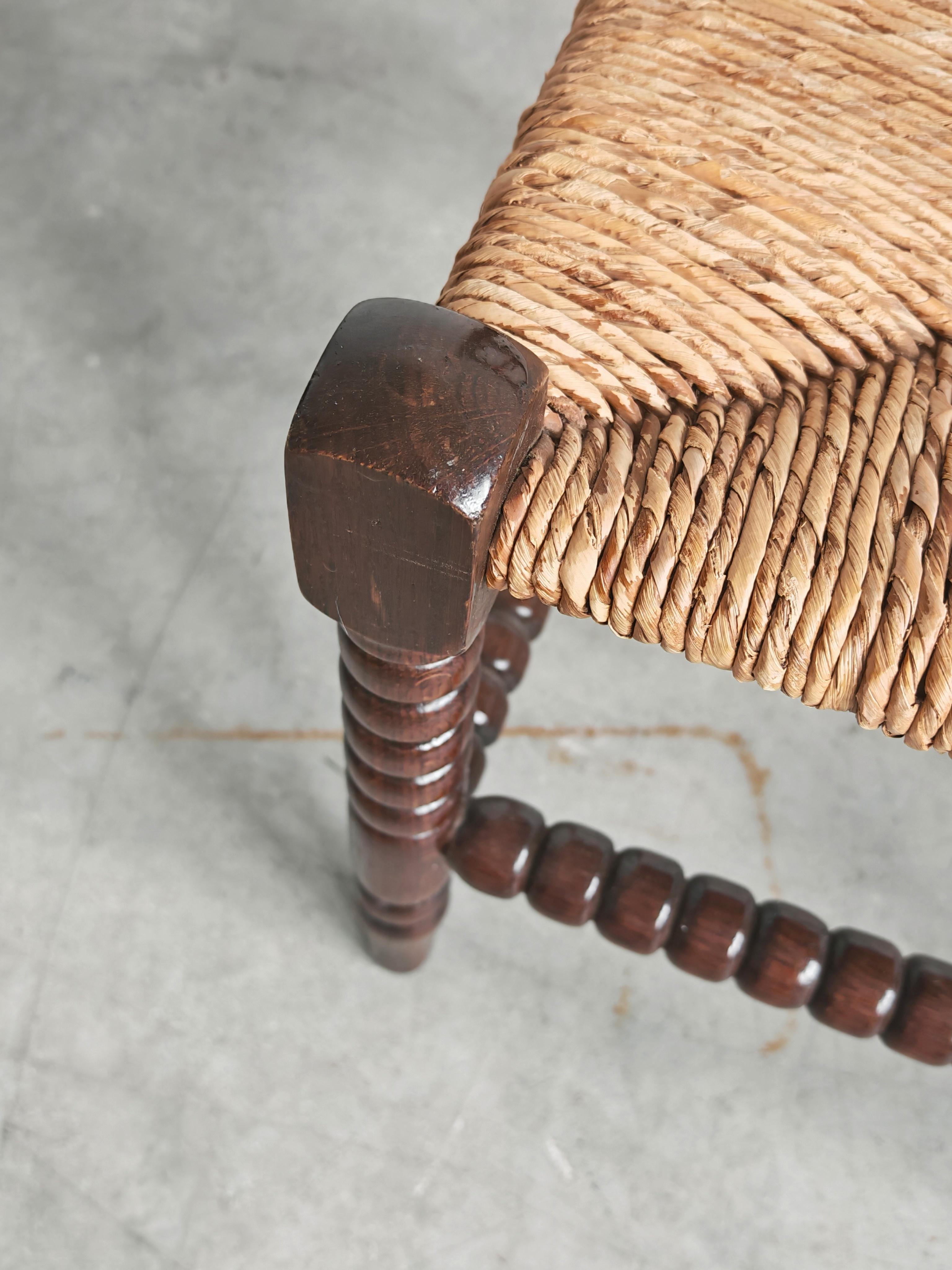 Seltener Antique French Provincial geschnitzter Oak Bobbin Rush Eckstuhl, Frankreich 1910s (Französisch) im Angebot