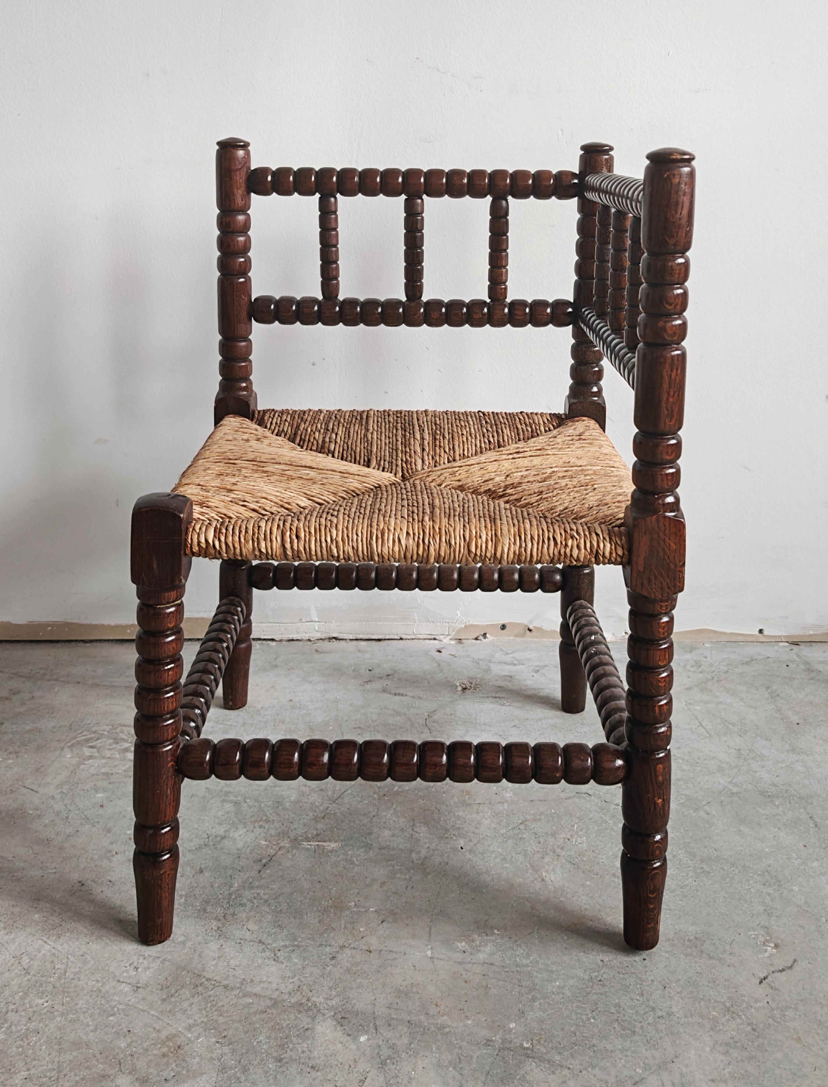 Seltener Antique French Provincial geschnitzter Oak Bobbin Rush Eckstuhl, Frankreich 1910s im Zustand „Gut“ im Angebot in Beograd, RS