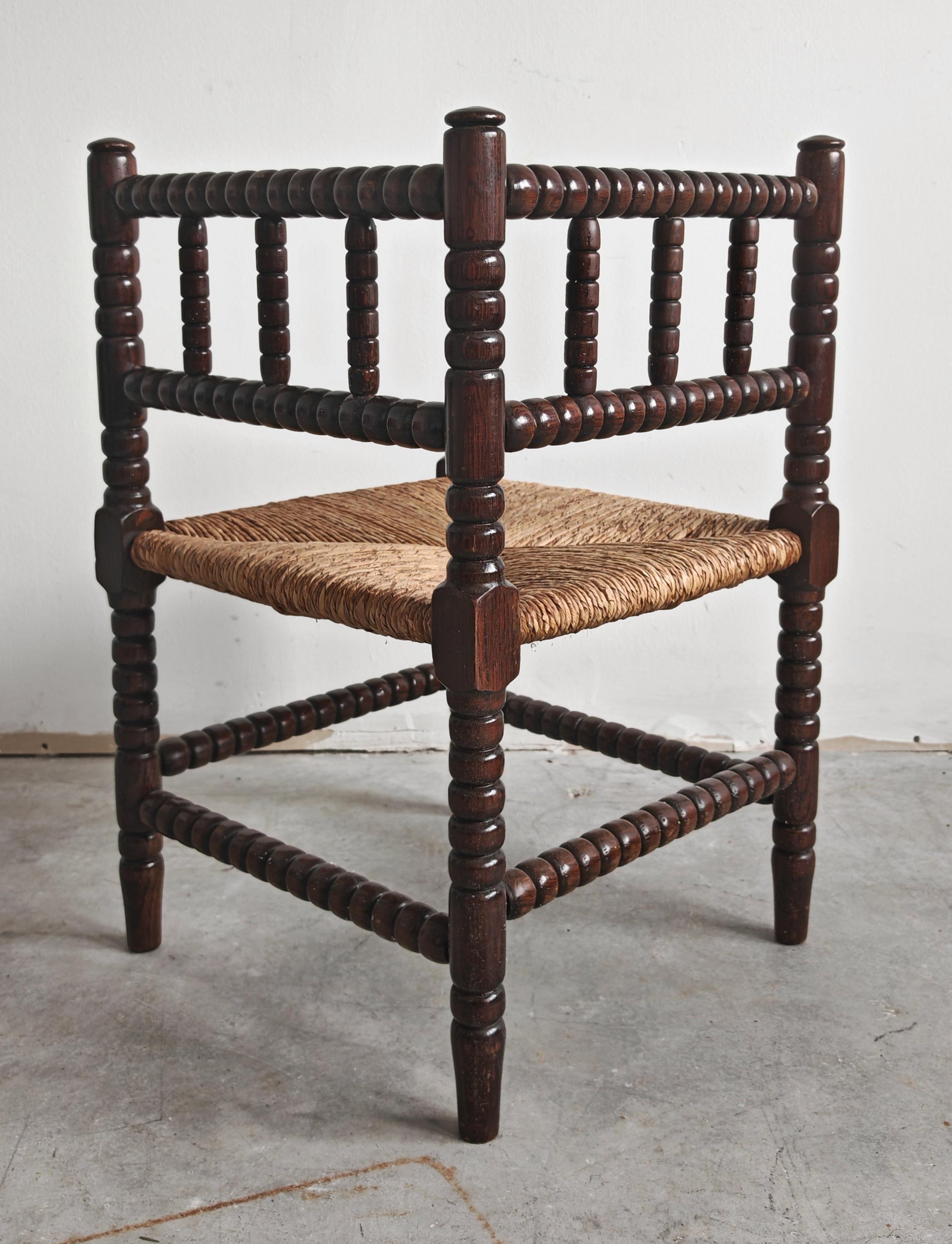 Seltener Antique French Provincial geschnitzter Oak Bobbin Rush Eckstuhl, Frankreich 1910s (Frühes 20. Jahrhundert) im Angebot