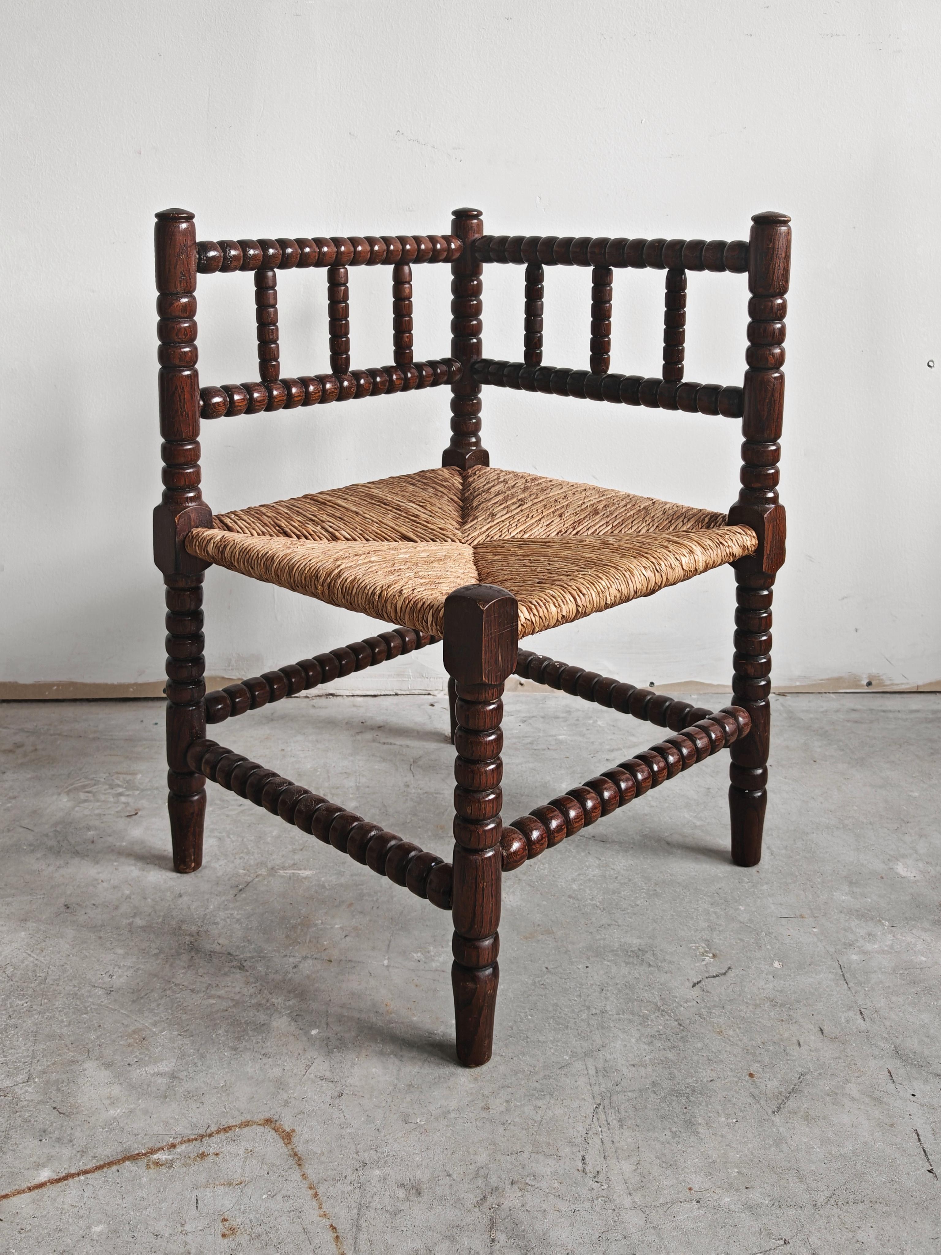 Seltener Antique French Provincial geschnitzter Oak Bobbin Rush Eckstuhl, Frankreich 1910s im Angebot 1