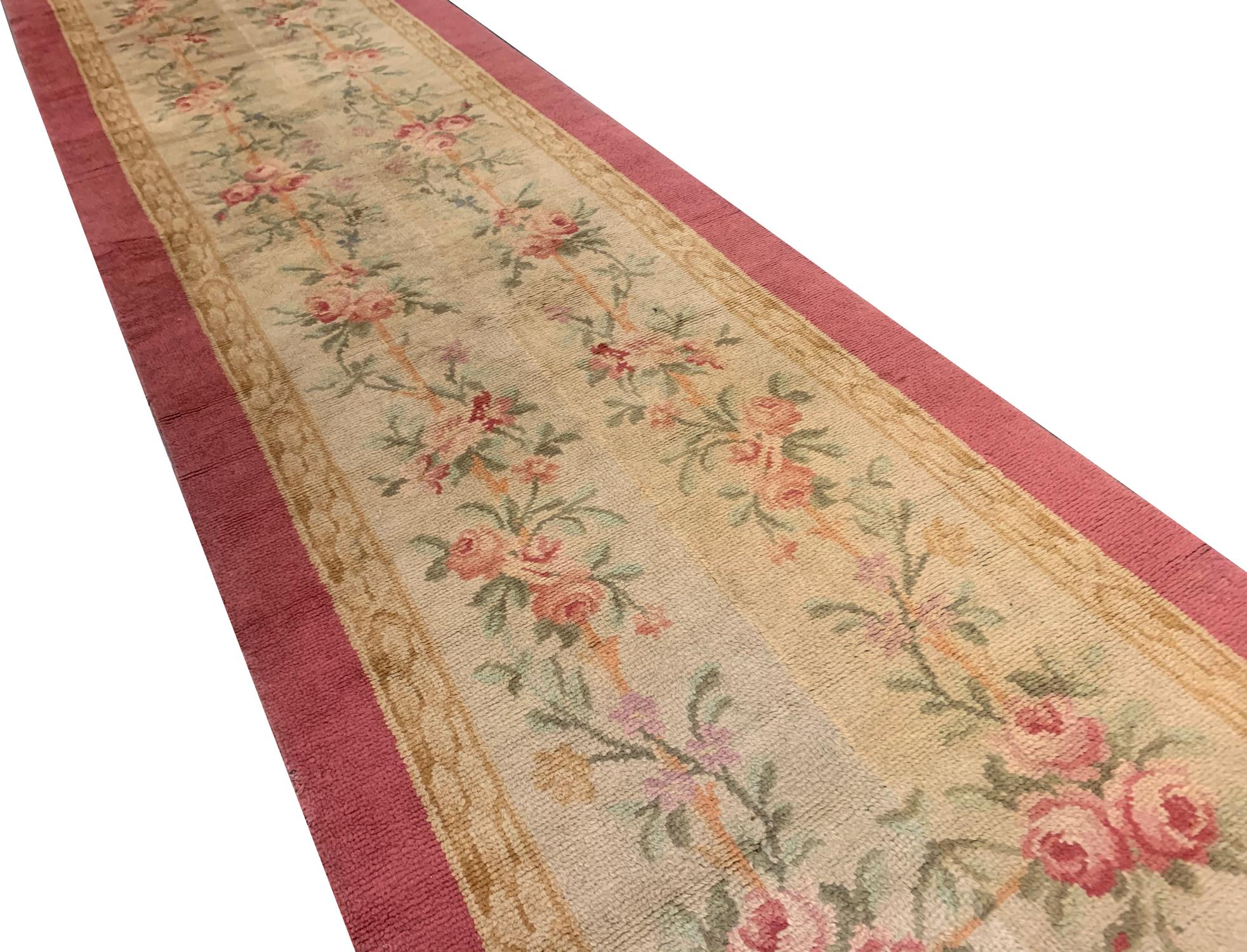 Rara Alfombra Corredera Antique French Savonnerie Alfombra Corredera Rosa Rubor / Beige Georgiano en venta