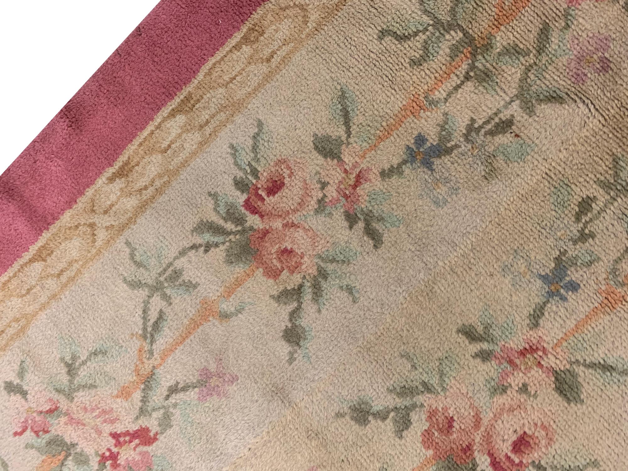 Rare Tapis de couloir ancien de la Savonnerie français rose pâle/beige Excellent état - En vente à Hampshire, GB