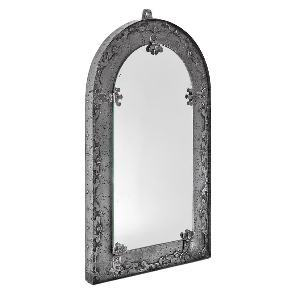 Antique French Brutalist-style mirror, in patinated and hammered wrought iron, Gothic inspiration, circa 1950. Wrought-iron mounting bracket. Frame width: 5 cm / 1.96 in. Antique glass mirror. Antique wooden rear panels.