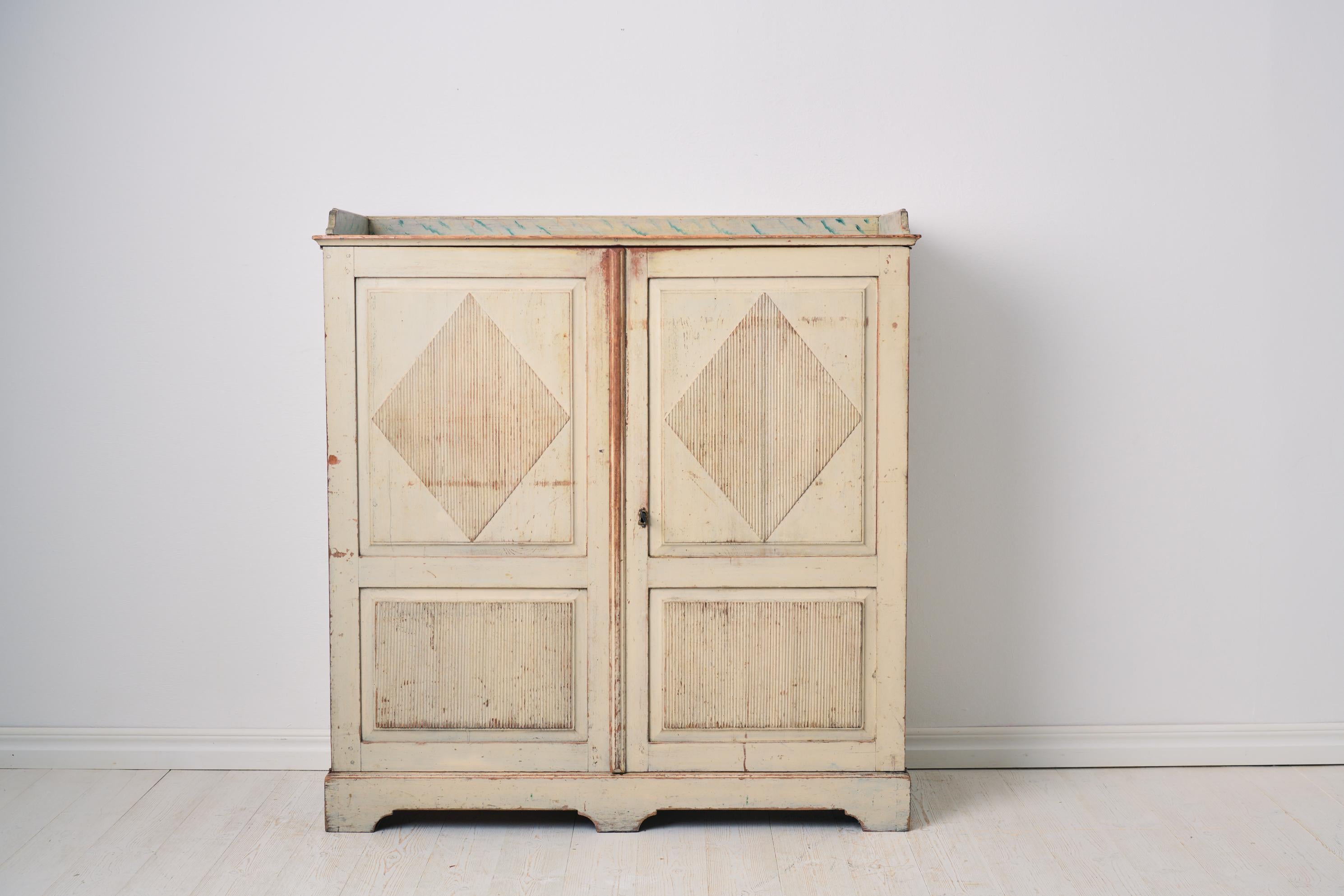 Rara credenza svedese antica in stile gustaviano realizzata a mano in pino in vendita 2