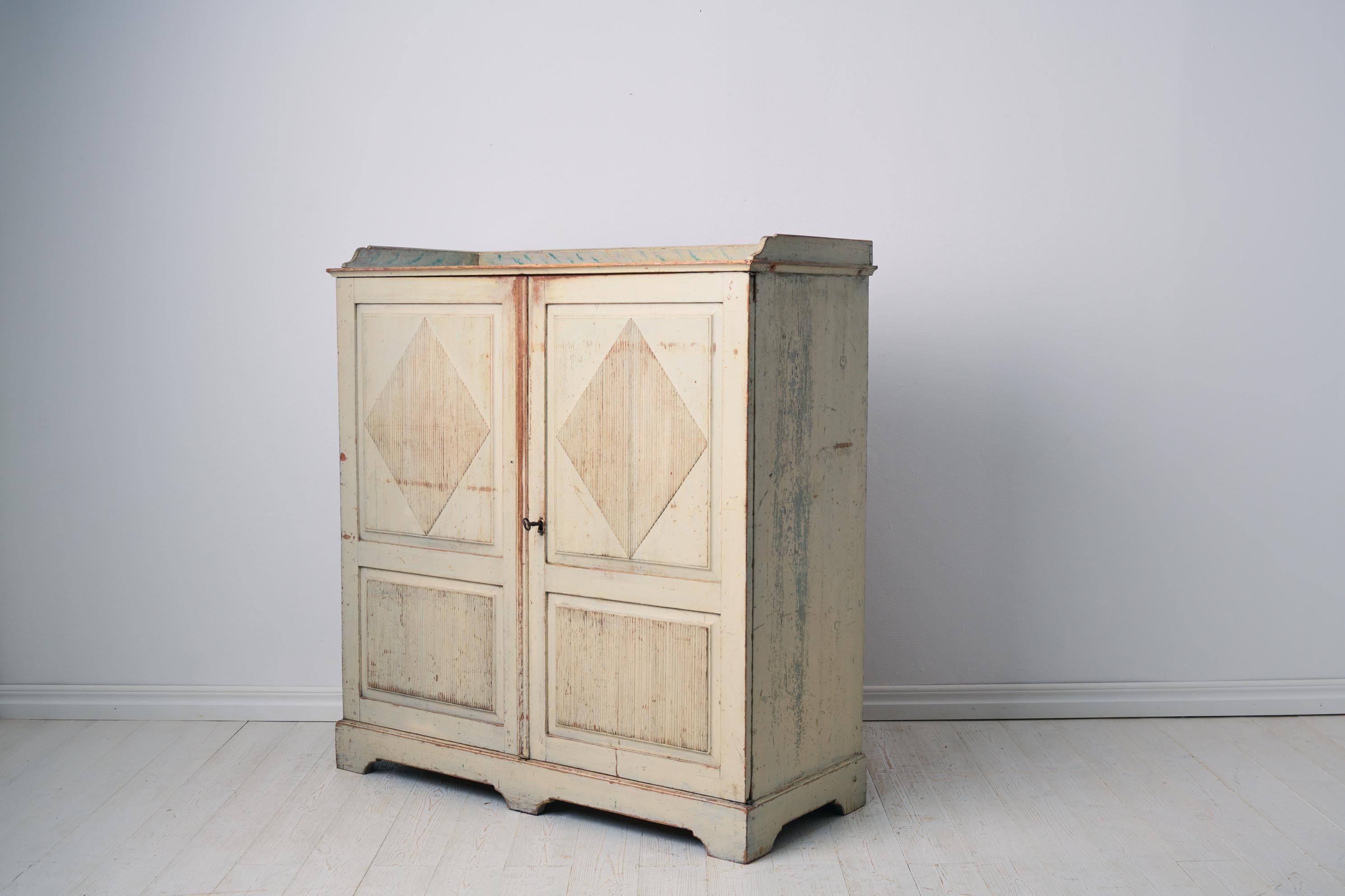 Rara credenza svedese antica in stile gustaviano realizzata a mano in pino in vendita 3
