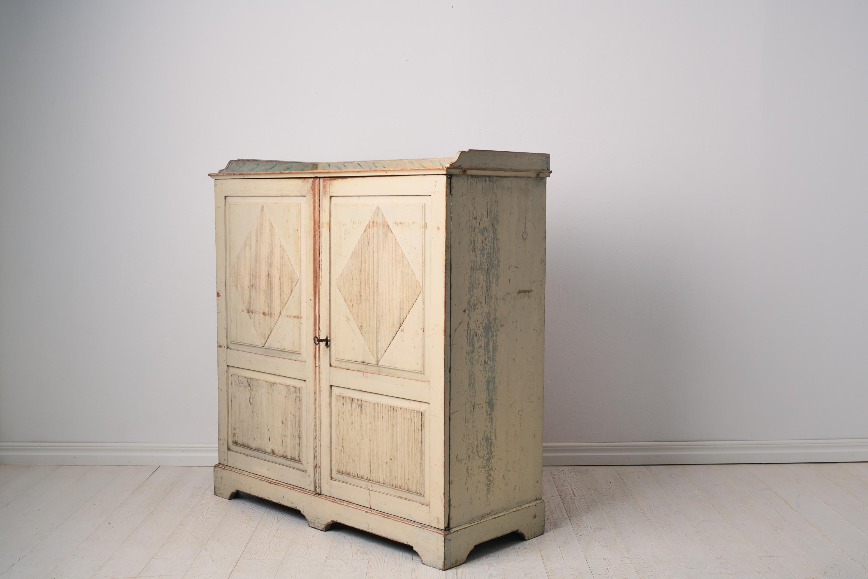 Rara credenza svedese antica in stile gustaviano realizzata a mano in pino in vendita 4