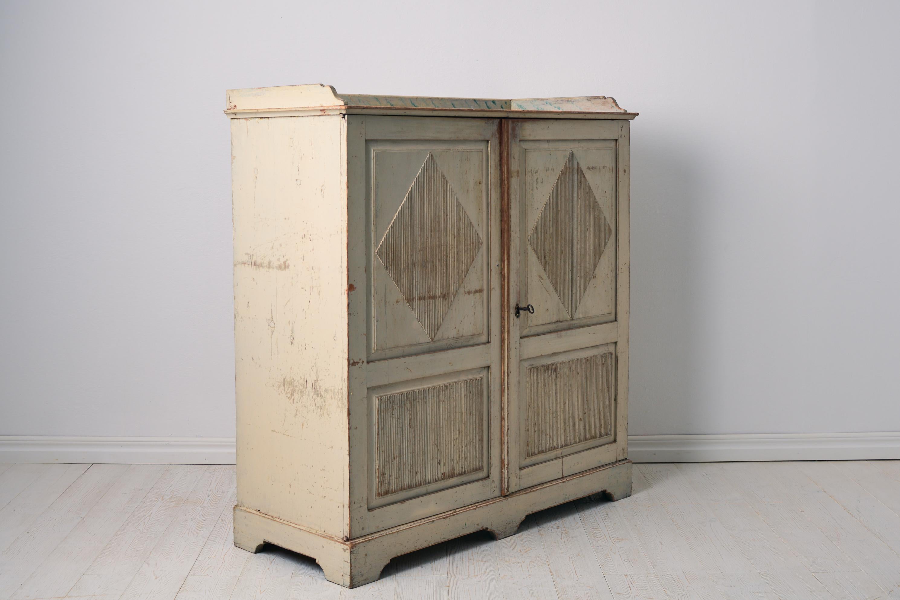 Rara credenza svedese antica in stile gustaviano realizzata a mano in pino in vendita 5