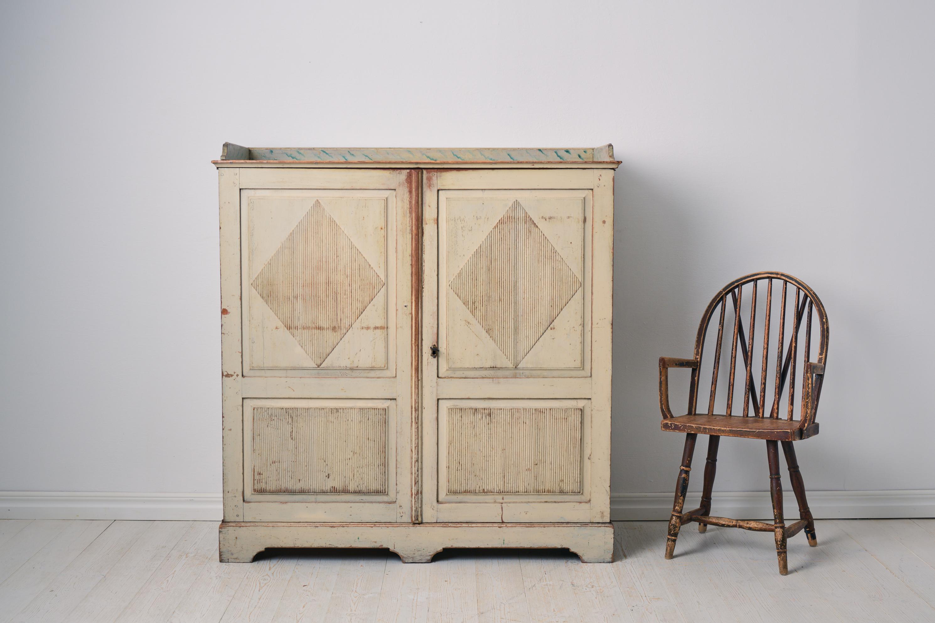 Gustaviano Rara credenza svedese antica in stile gustaviano realizzata a mano in pino in vendita