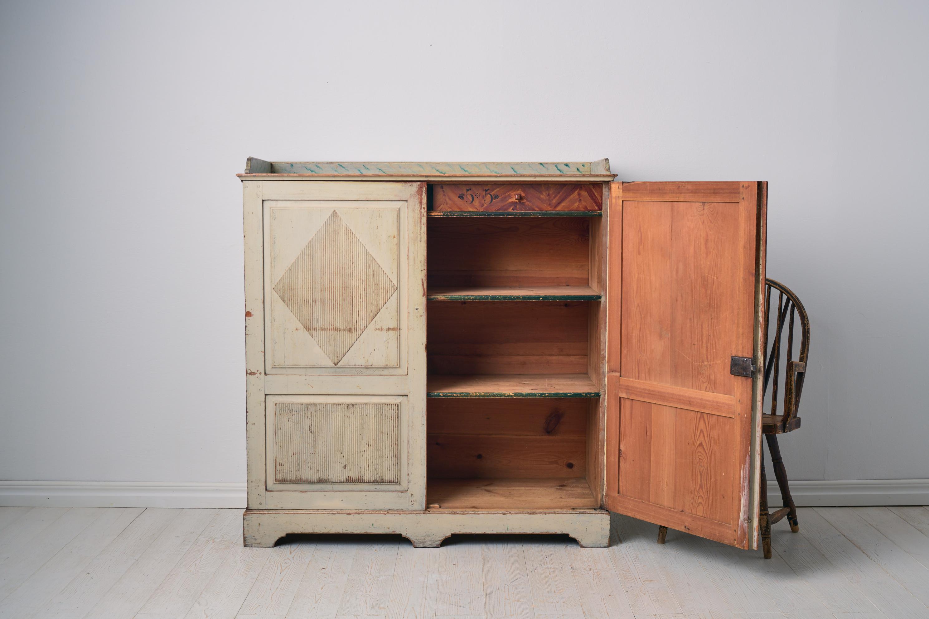 Svedese Rara credenza svedese antica in stile gustaviano realizzata a mano in pino in vendita