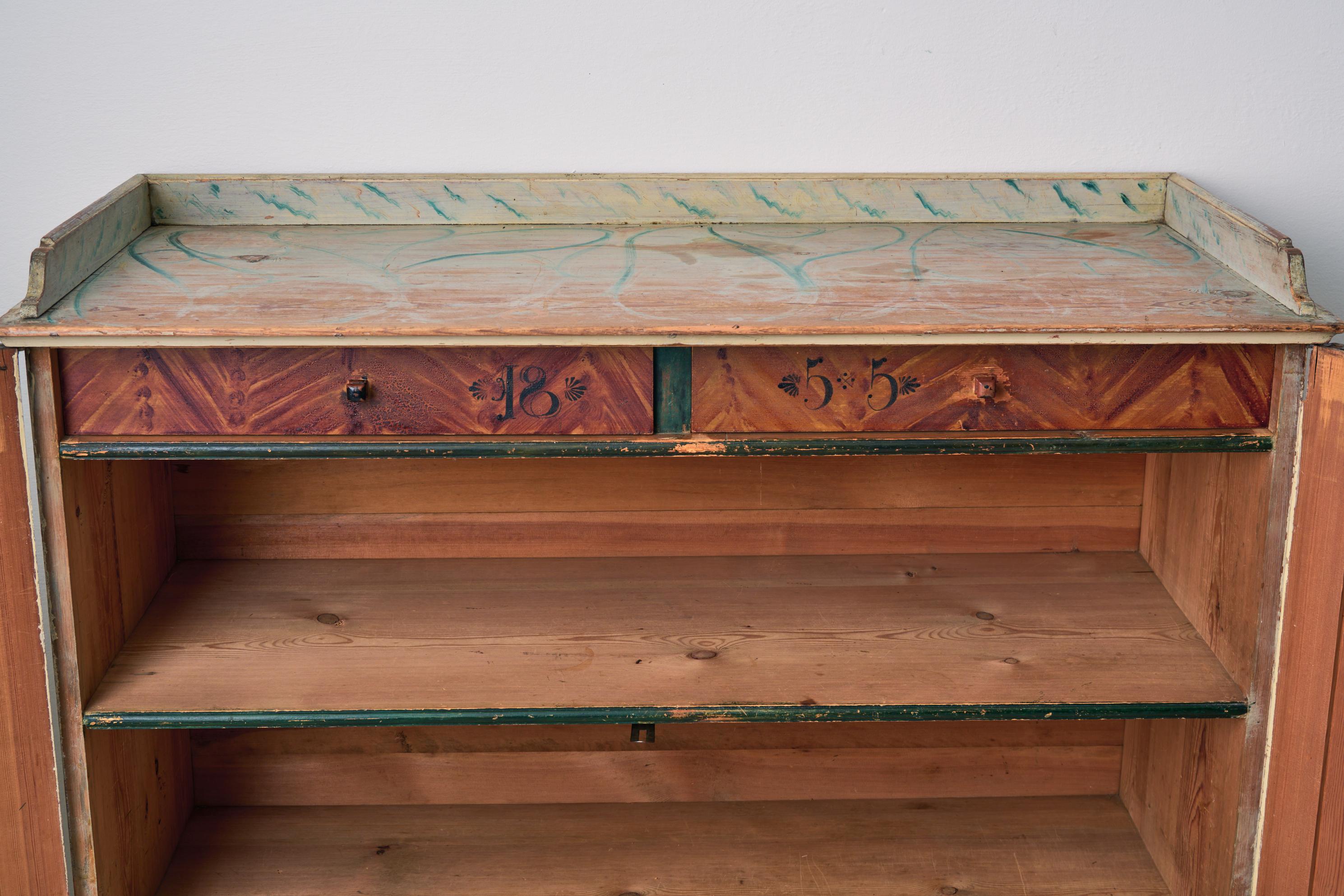 Fatto a mano Rara credenza svedese antica in stile gustaviano realizzata a mano in pino in vendita