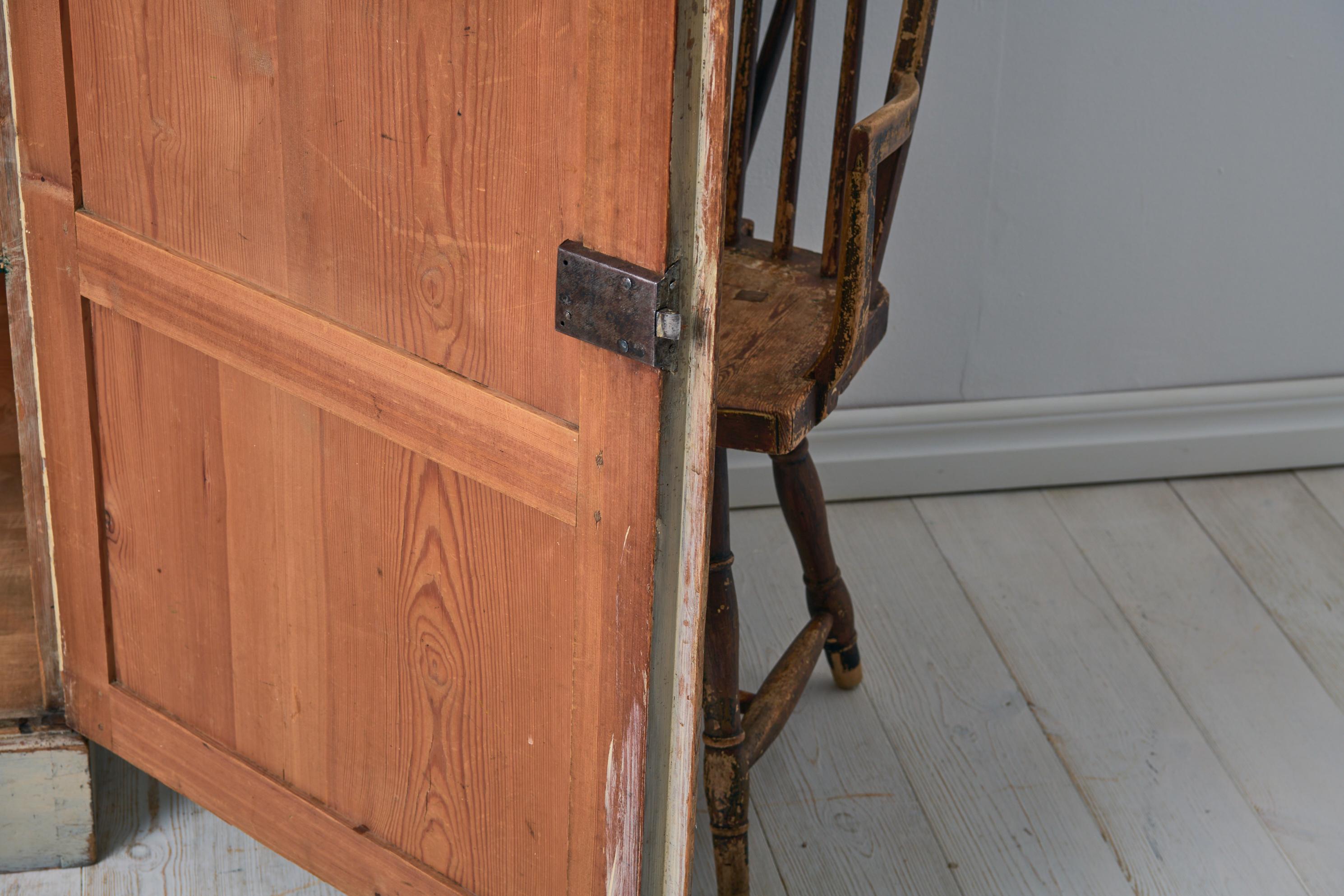 Rara credenza svedese antica in stile gustaviano realizzata a mano in pino In condizioni buone in vendita a Kramfors, SE