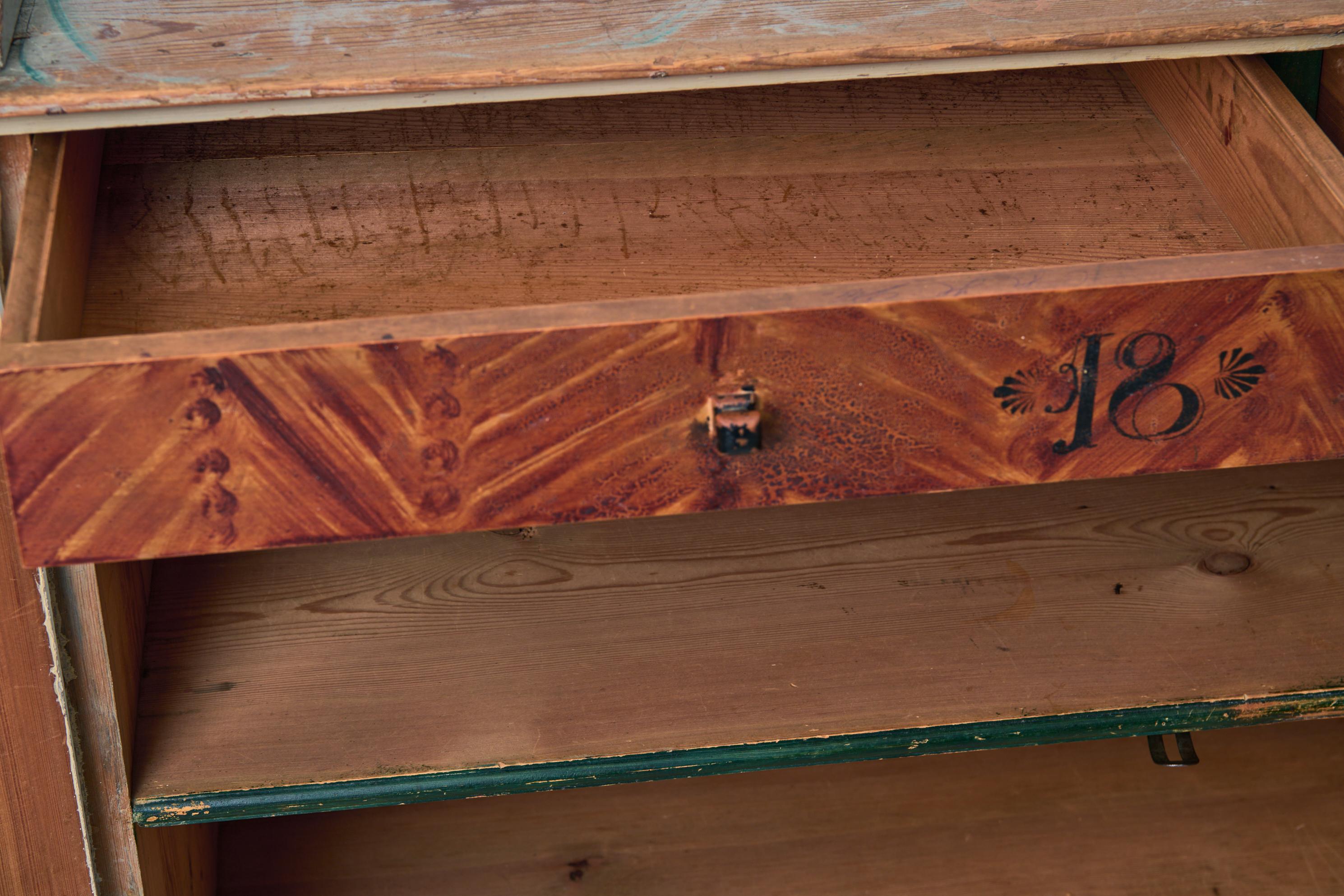 XIX secolo Rara credenza svedese antica in stile gustaviano realizzata a mano in pino in vendita