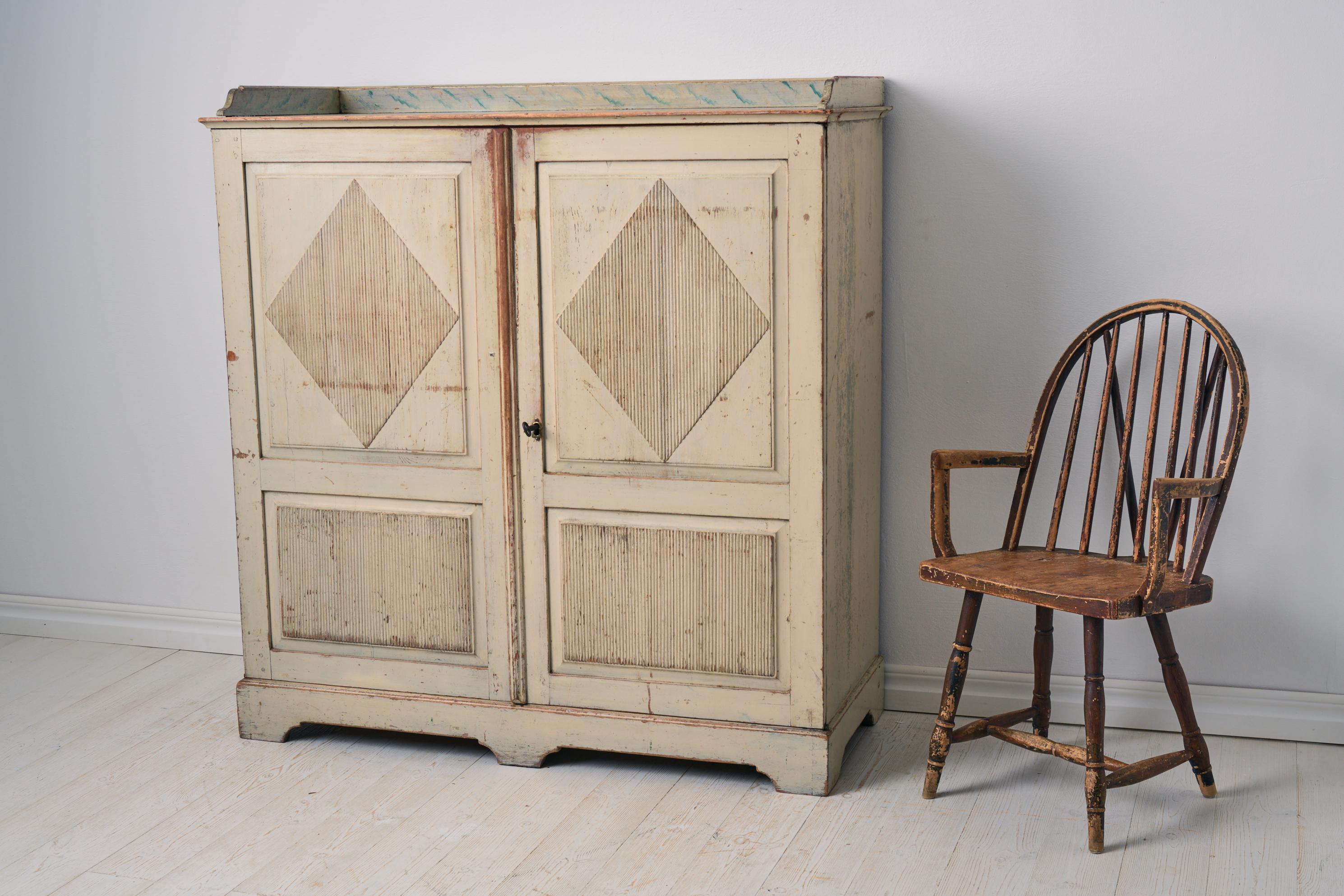Pino Rara credenza svedese antica in stile gustaviano realizzata a mano in pino in vendita