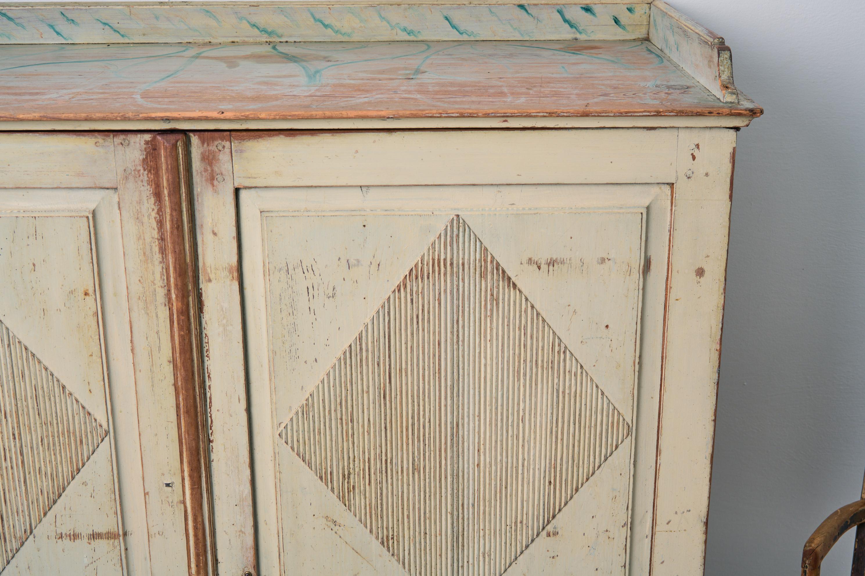 Rara credenza svedese antica in stile gustaviano realizzata a mano in pino in vendita 1