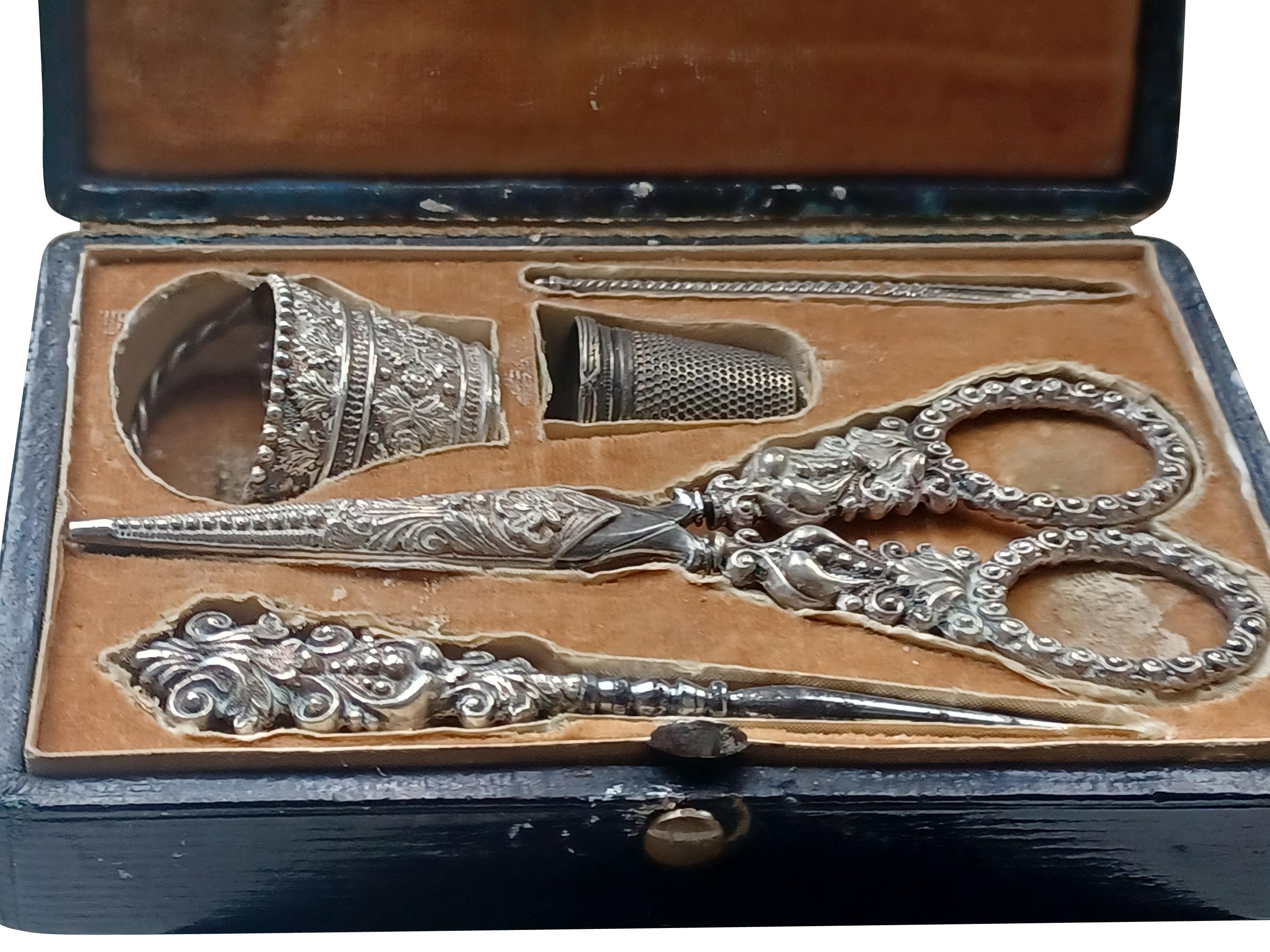 Rare Antiquité George IV Lady's Sewing Necessaire with Original Case, est. 1825 en vente 8