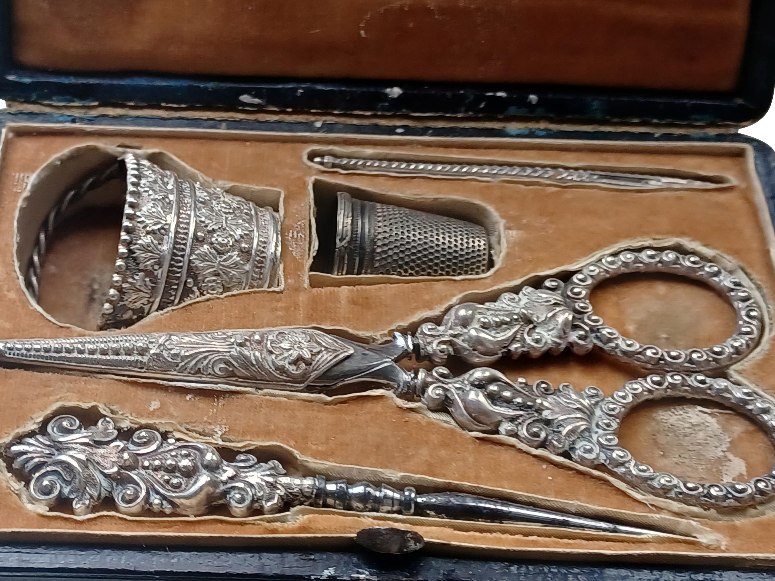 Rare Antiquité George IV Lady's Sewing Necessaire with Original Case, est. 1825 en vente 9