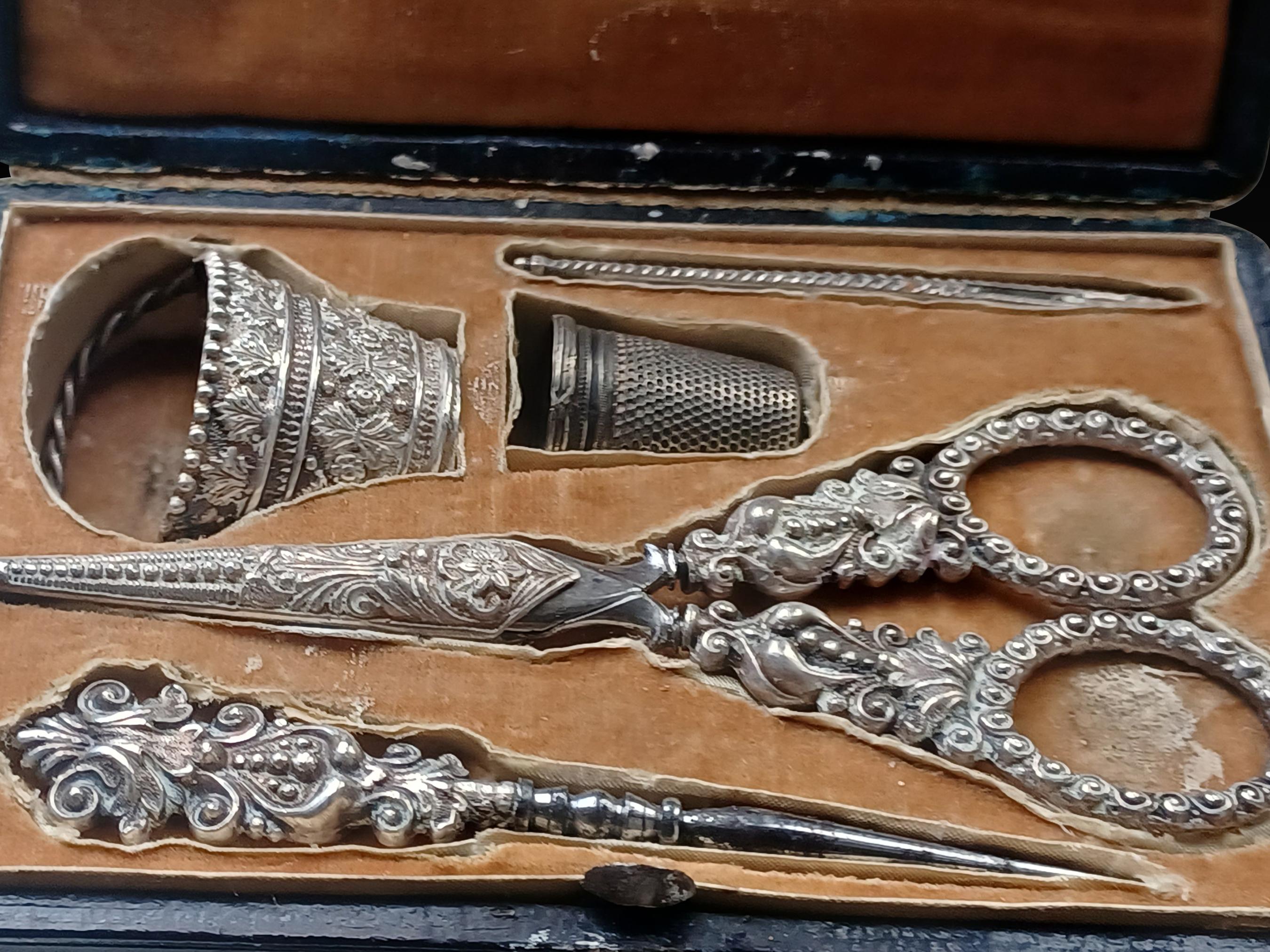 Rare Antiquité George IV Lady's Sewing Necessaire with Original Case, est. 1825 en vente 14