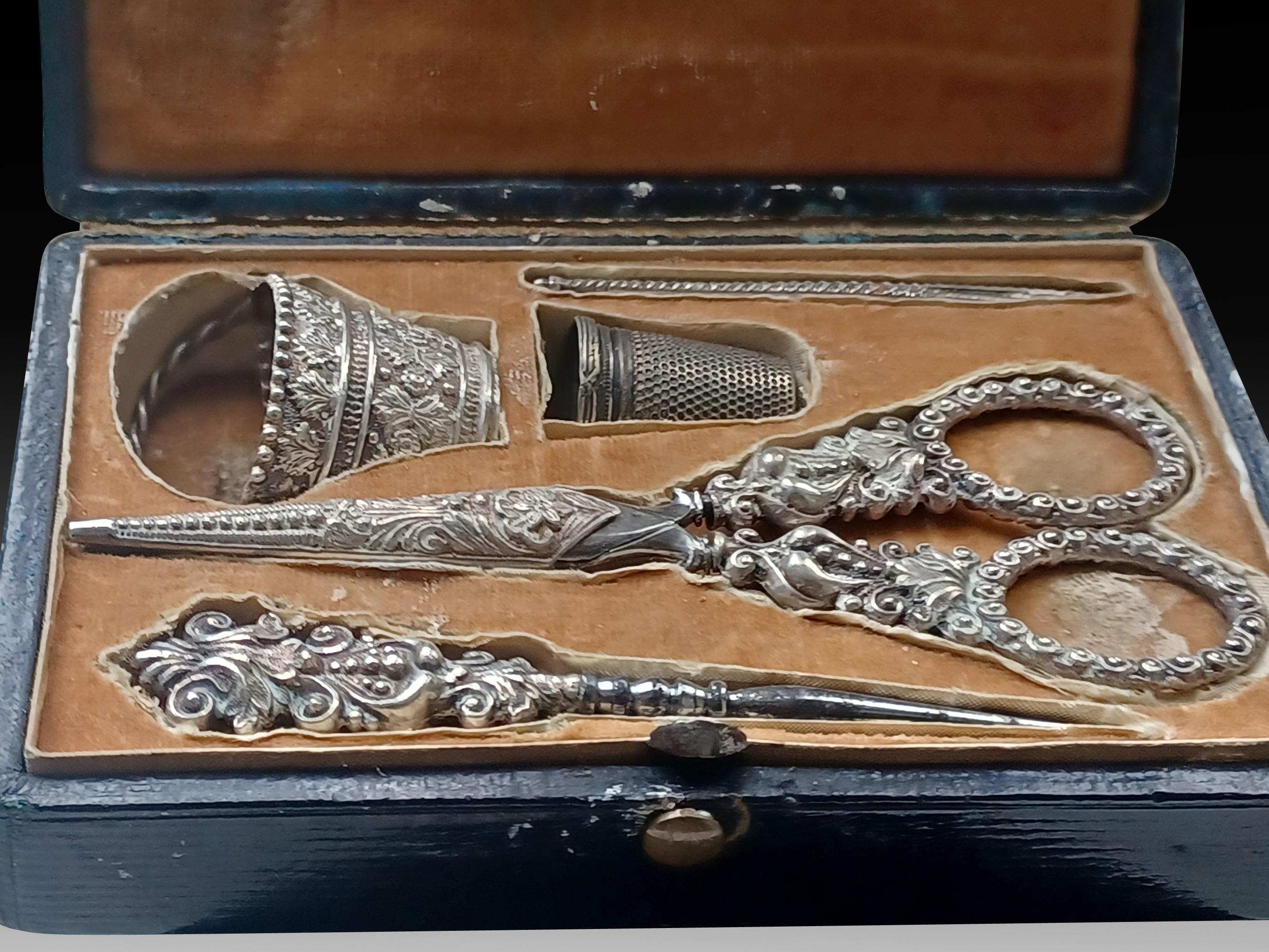 Rare Antiquité George IV Lady's Sewing Necessaire with Original Case, est. 1825 Unisexe en vente