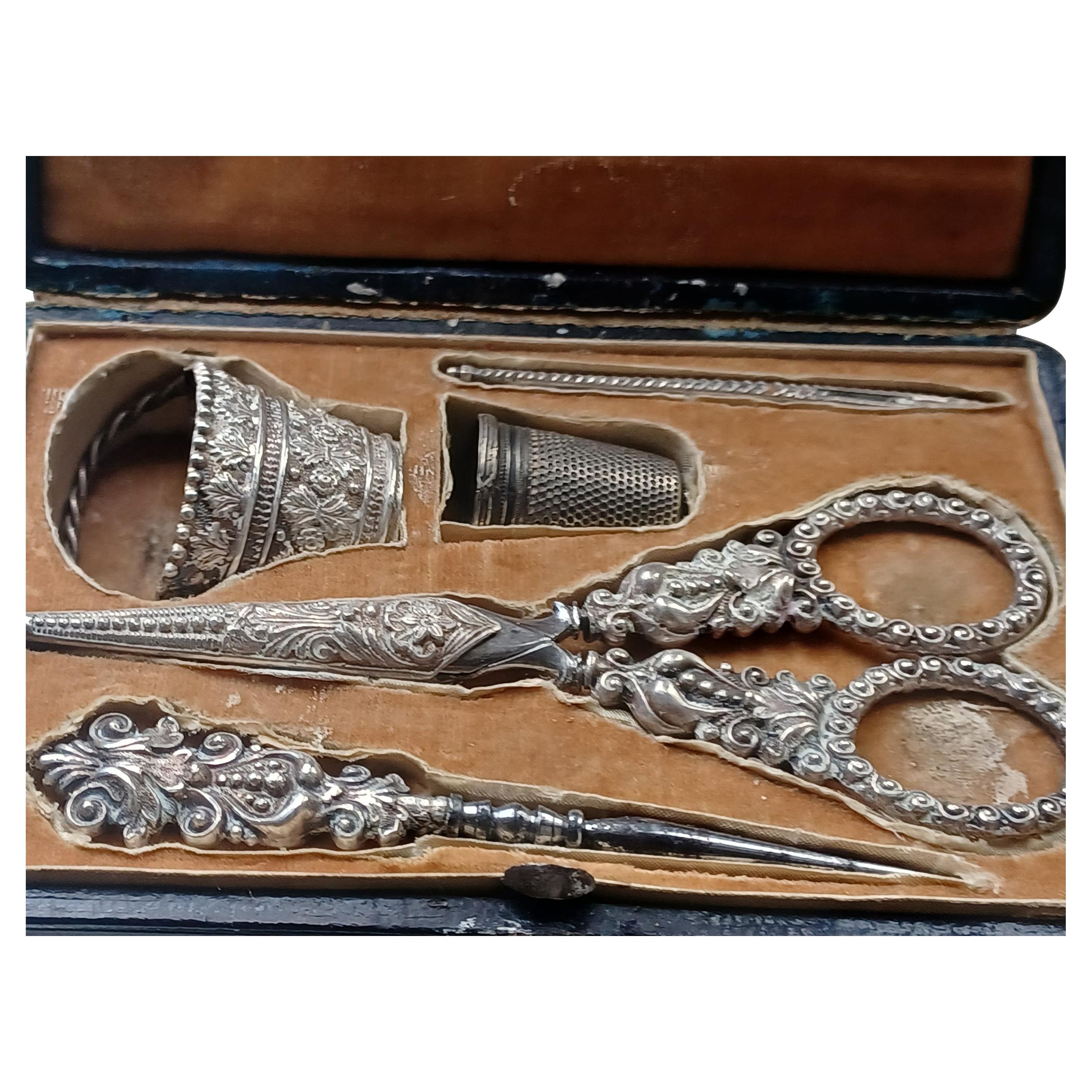 Rare Antique George IV Lady’s Sewing Necessaire with Original Case, est. 1825 In Fair Condition For Sale In London, GB