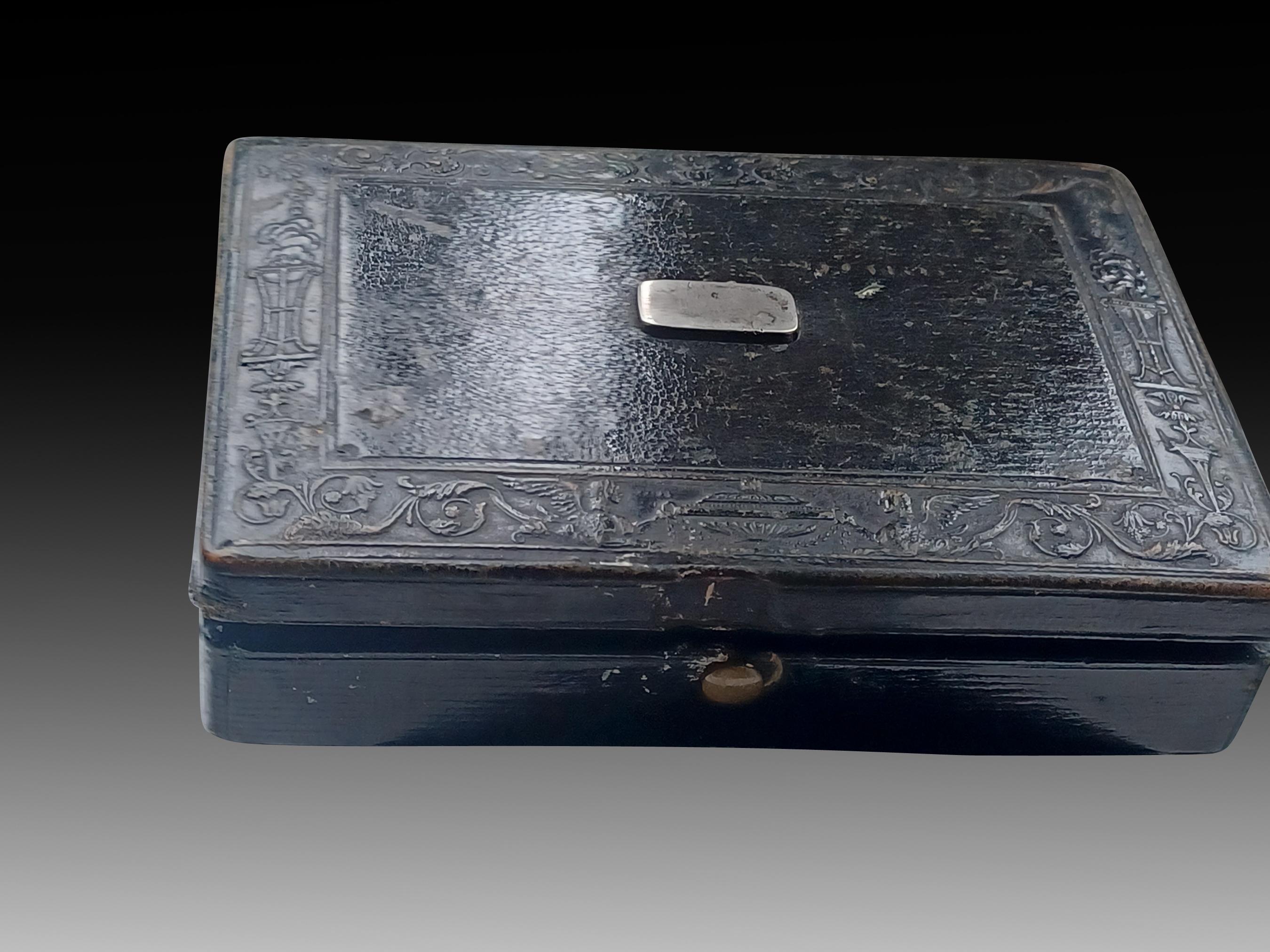 Rare Antique George IV Lady’s Sewing Necessaire with Original Case, est. 1825 In Fair Condition For Sale In London, GB