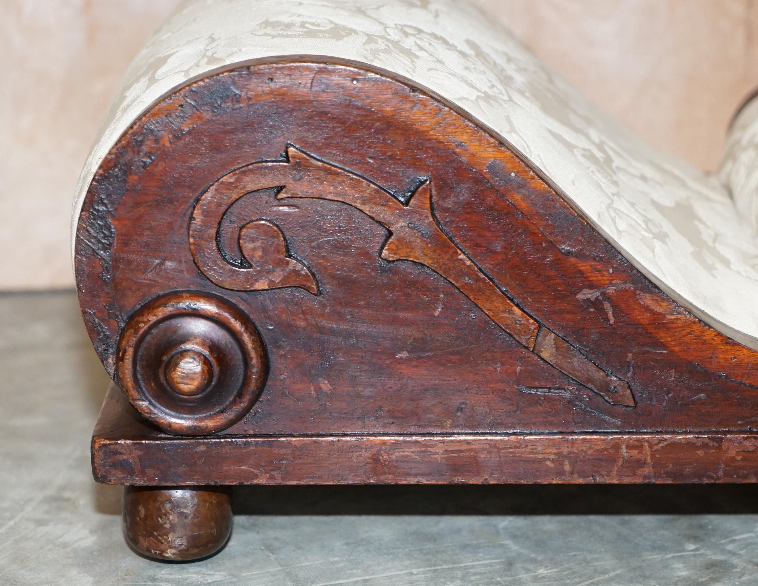 Rare tabouret géorgien ancien d'environ 1800 sur pied avec tissu d'ameublement en forme de chérubin en vente 3