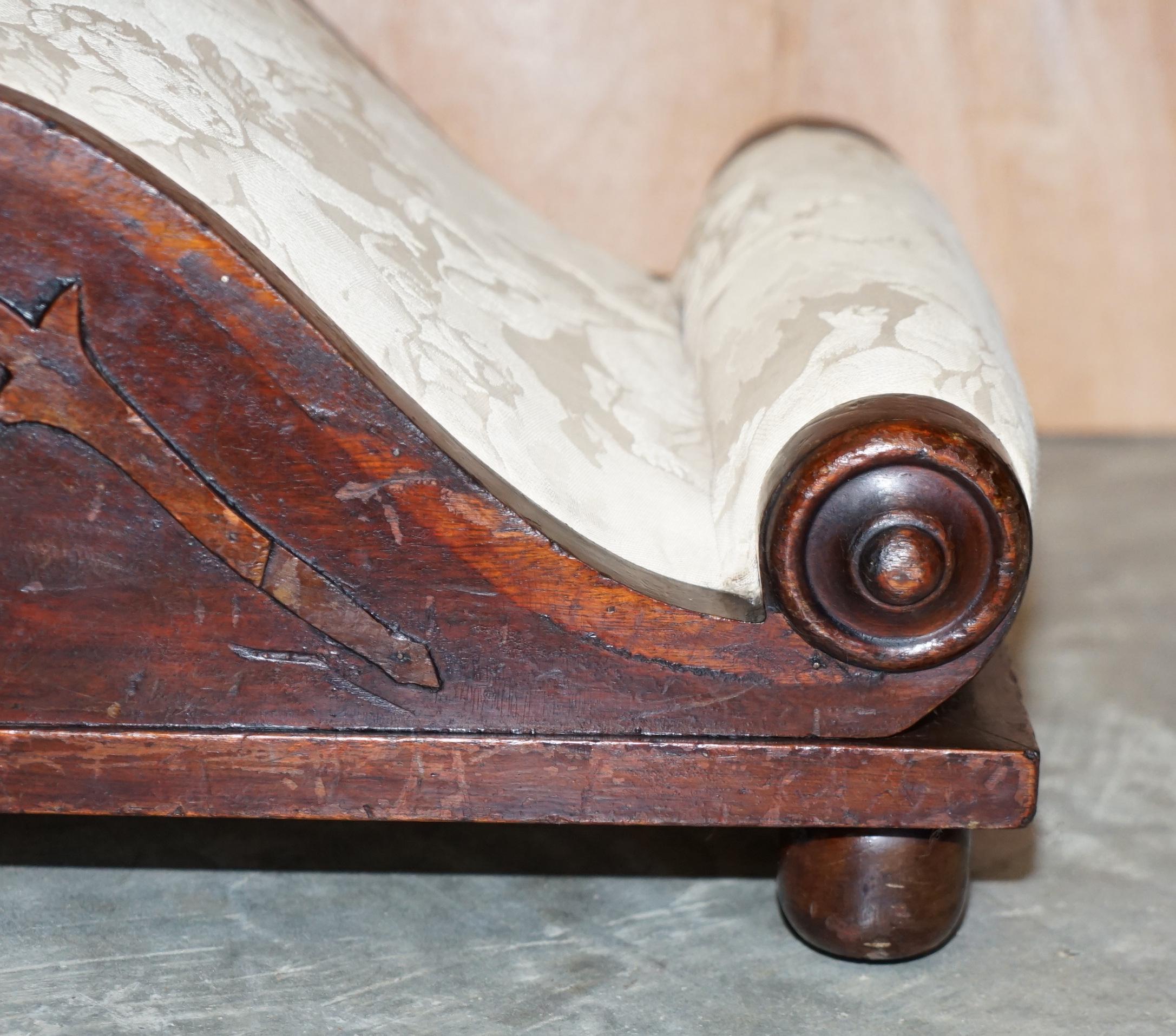 Rare tabouret géorgien ancien d'environ 1800 sur pied avec tissu d'ameublement en forme de chérubin en vente 4