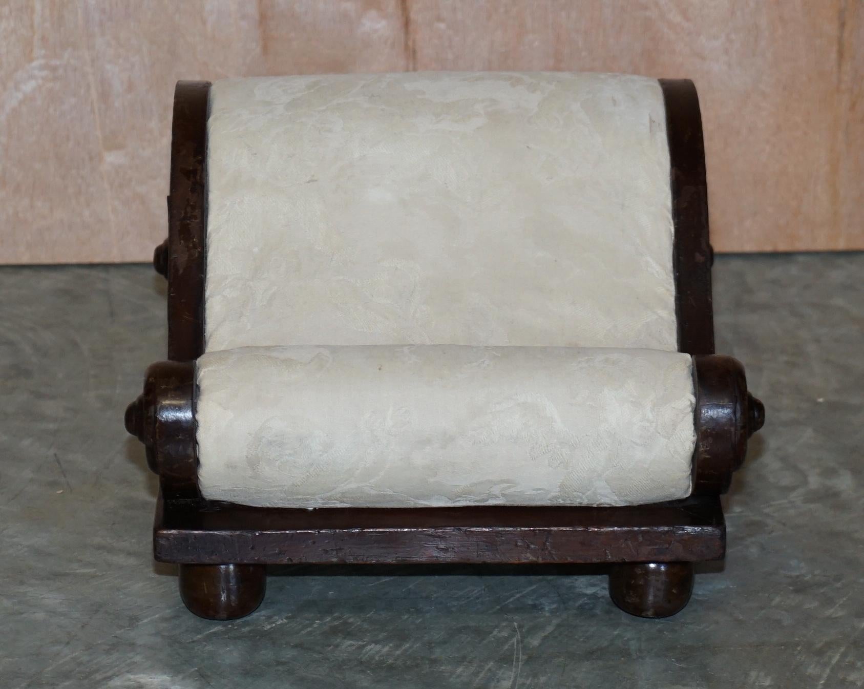 Georgien Rare tabouret géorgien ancien d'environ 1800 sur pied avec tissu d'ameublement en forme de chérubin en vente