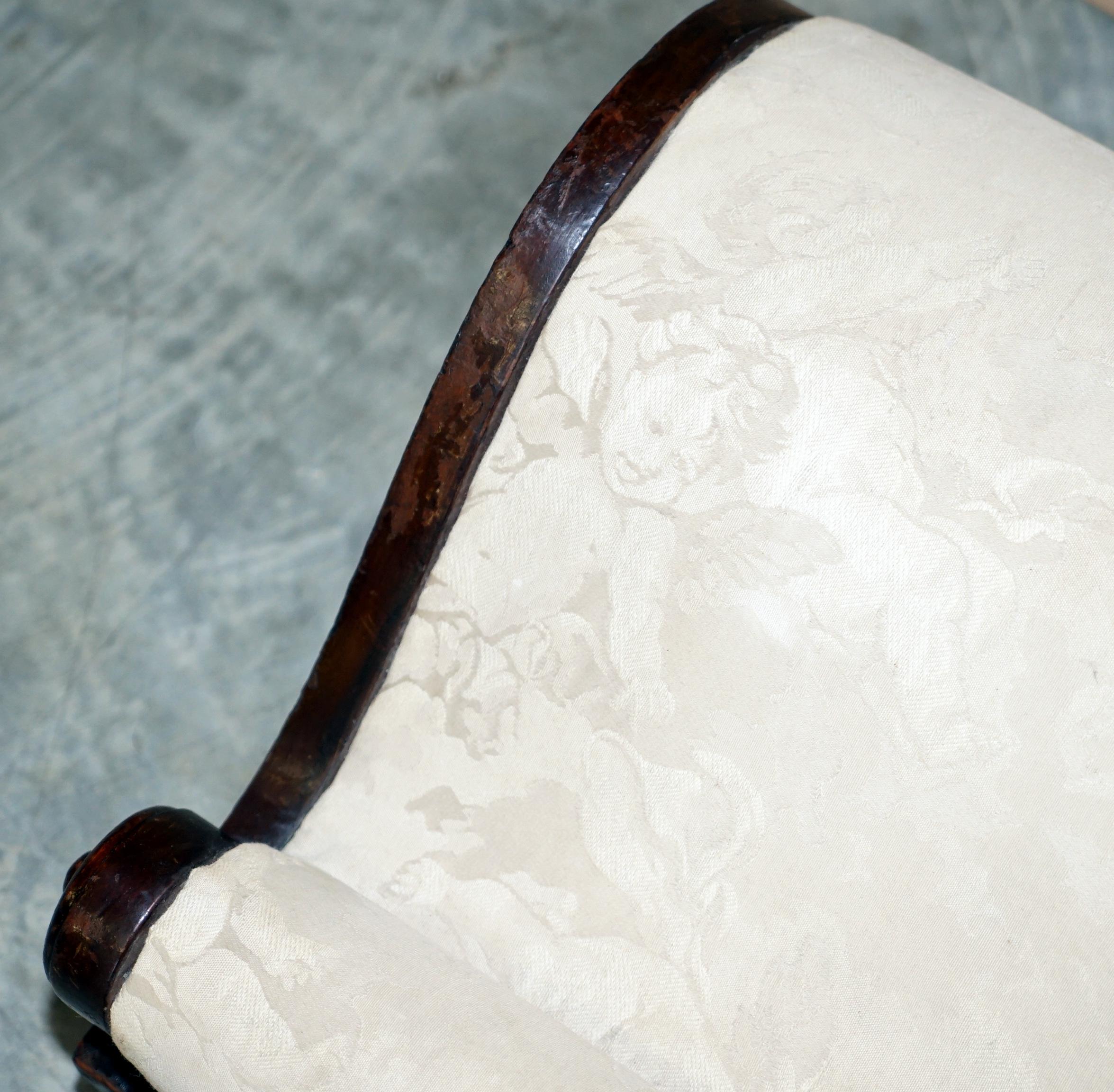 Tissu d'ameublement Rare tabouret géorgien ancien d'environ 1800 sur pied avec tissu d'ameublement en forme de chérubin en vente