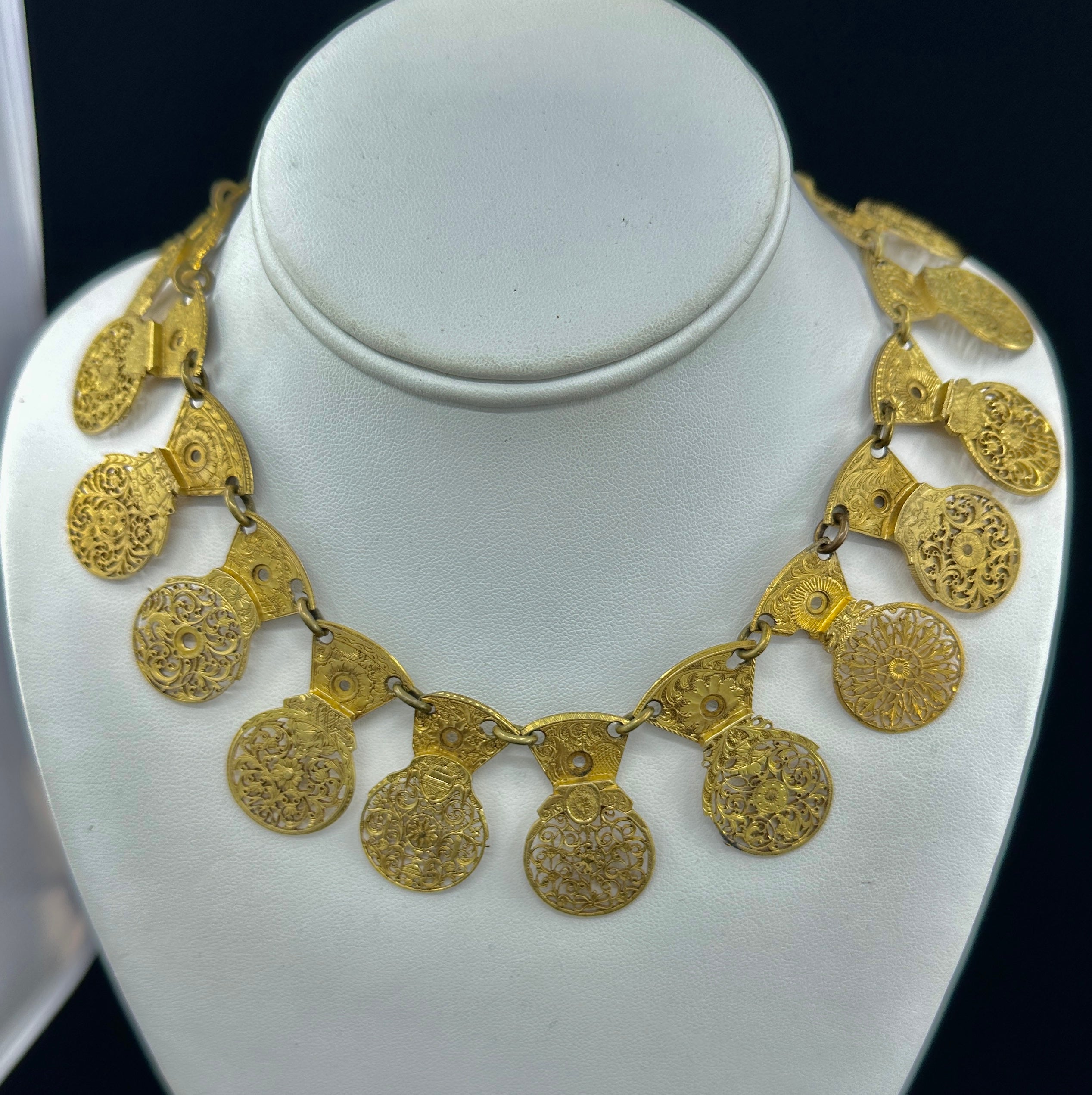 Il s'agit d'un collier et d'un bracelet dorés merveilleusement inhabituels, fabriqués à partir de robinets de montre ornés provenant de montres de poche géorgiennes datant des années 1700 à 1800.
Chaque coq de montre est fabuleusement percé et gravé