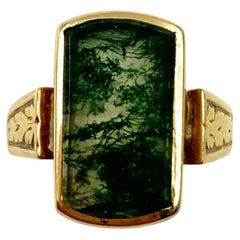 Rare bague de chevalière en or jaune 18 carats en agate Moss Antiques de Géorgie