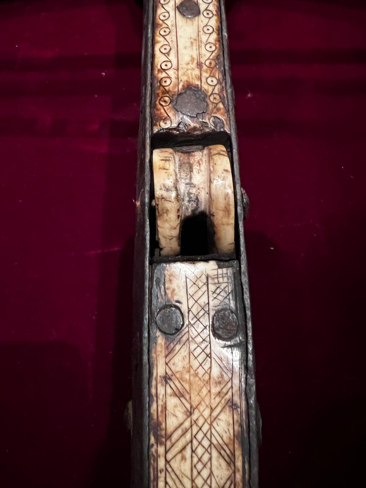 Rare Antique German Gothic Crossbow, circa 1540, All Original en vente 4