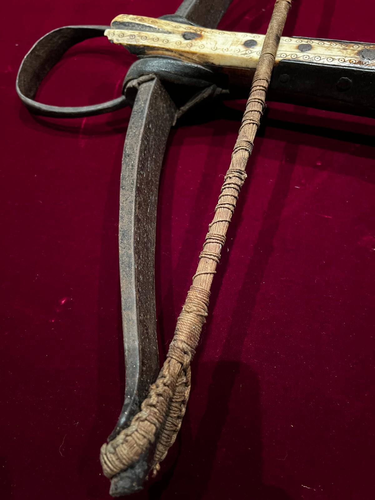 Gothique Rare Antique German Gothic Crossbow, circa 1540, All Original en vente