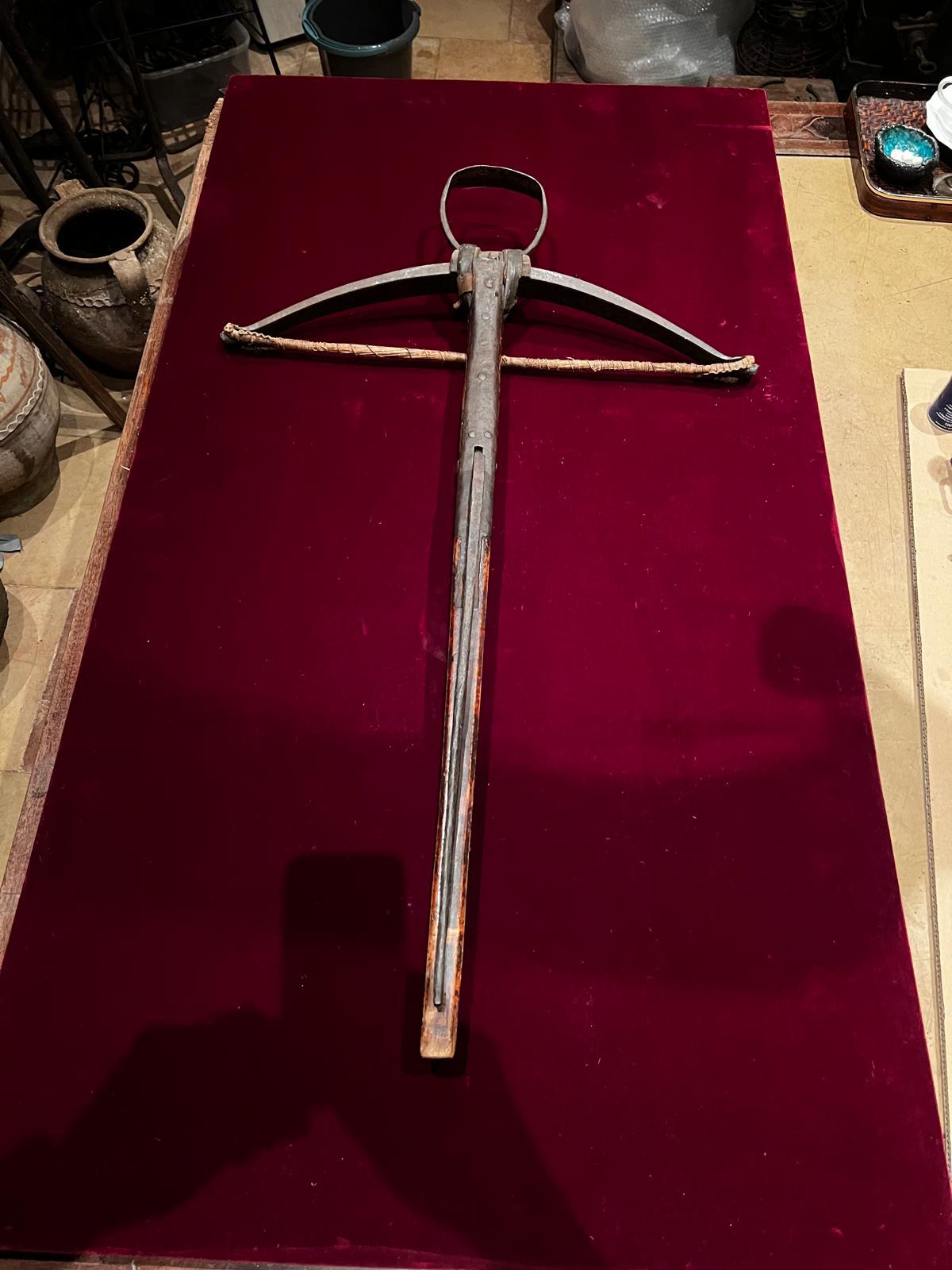 Fait main Rare Antique German Gothic Crossbow, circa 1540, All Original en vente