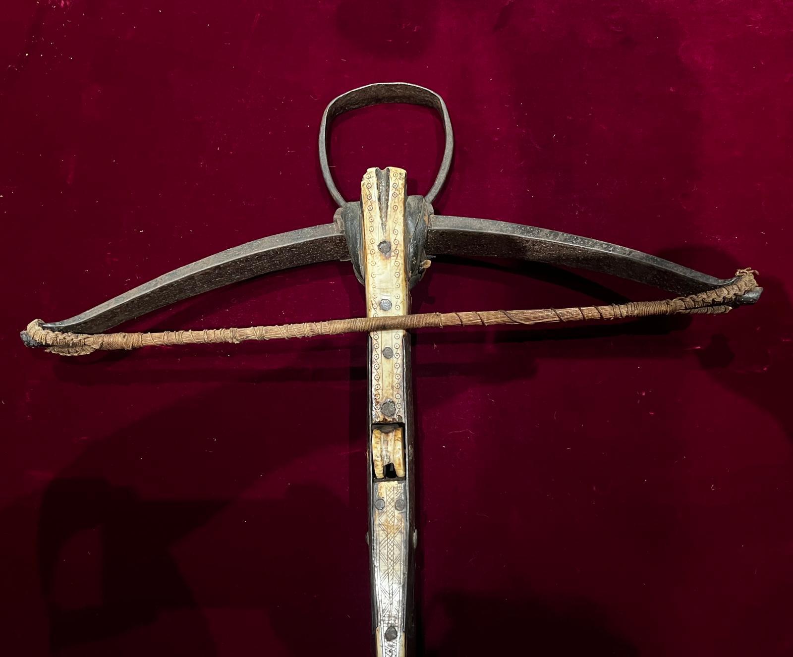 Bois cerf Rare Antique German Gothic Crossbow, circa 1540, All Original en vente