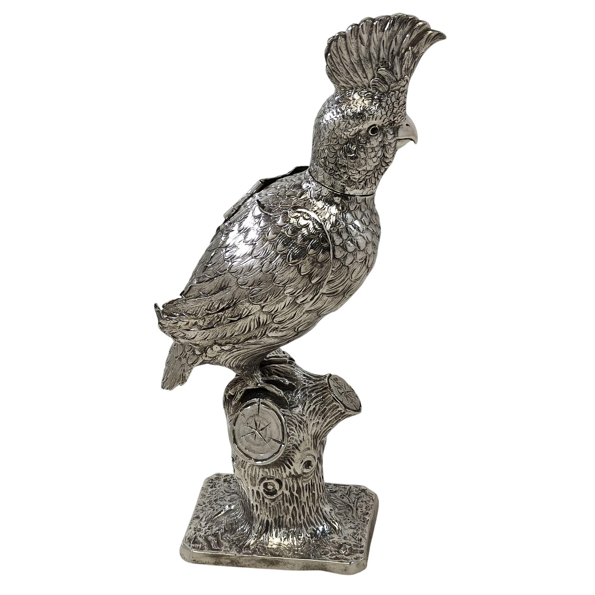 Un delizioso modello antico in argento tedesco di un uccello cacatua in piedi su un ceppo di legno. L'uccello è modellato con grande attenzione ai dettagli e ha una testa rimovibile e ali articolate con cerniera.


Realizzato in Germania nel 1890