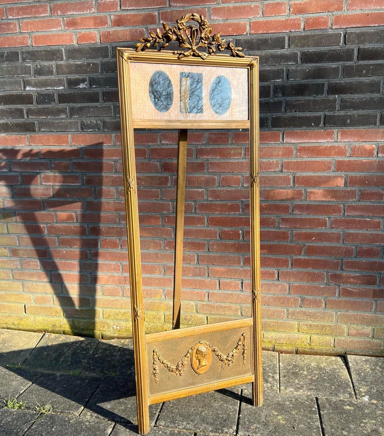 Good condition, beautifully detailed and truly elegant, publicity picture stand. 

Because of the quality of the workmanship this beautiful easel is a joy to look at, even when there is no picture displayed on it. Thanks to the solid structure and