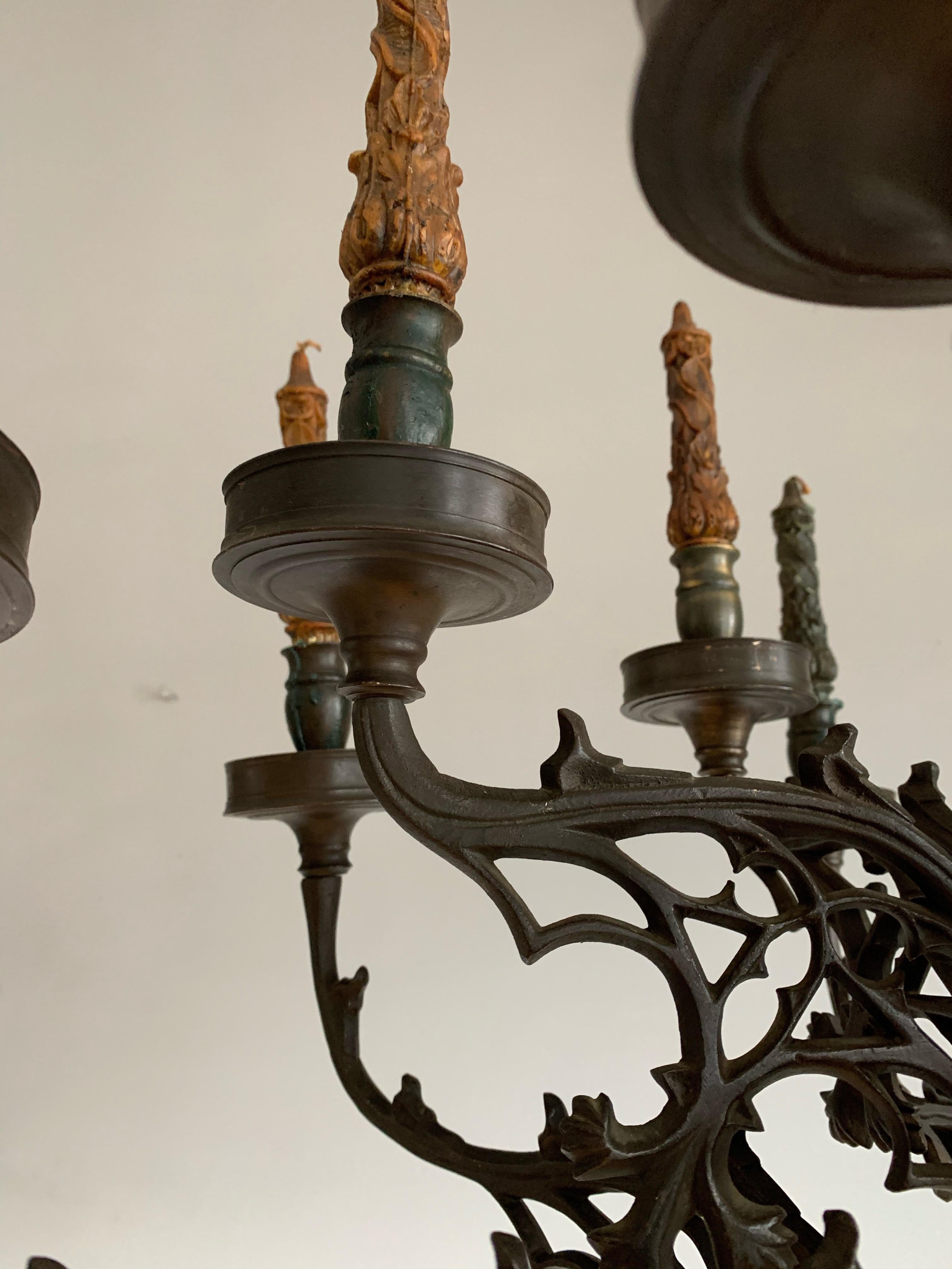 Rare lustre néo-gothique ancien de 12 bougies en bronze avec sculptures de Gargoyle en vente 1
