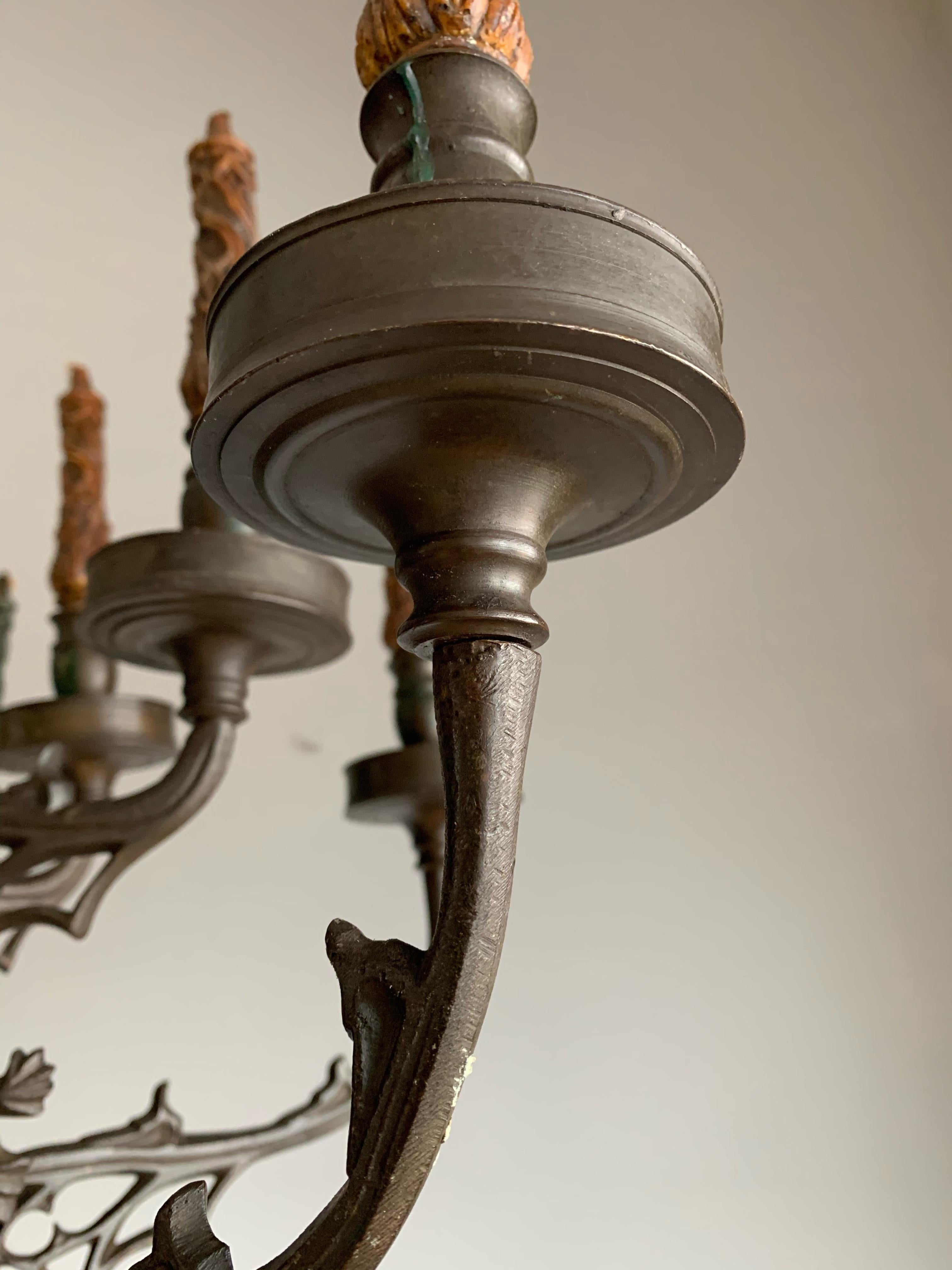 Rare lustre néo-gothique ancien de 12 bougies en bronze avec sculptures de Gargoyle en vente 3