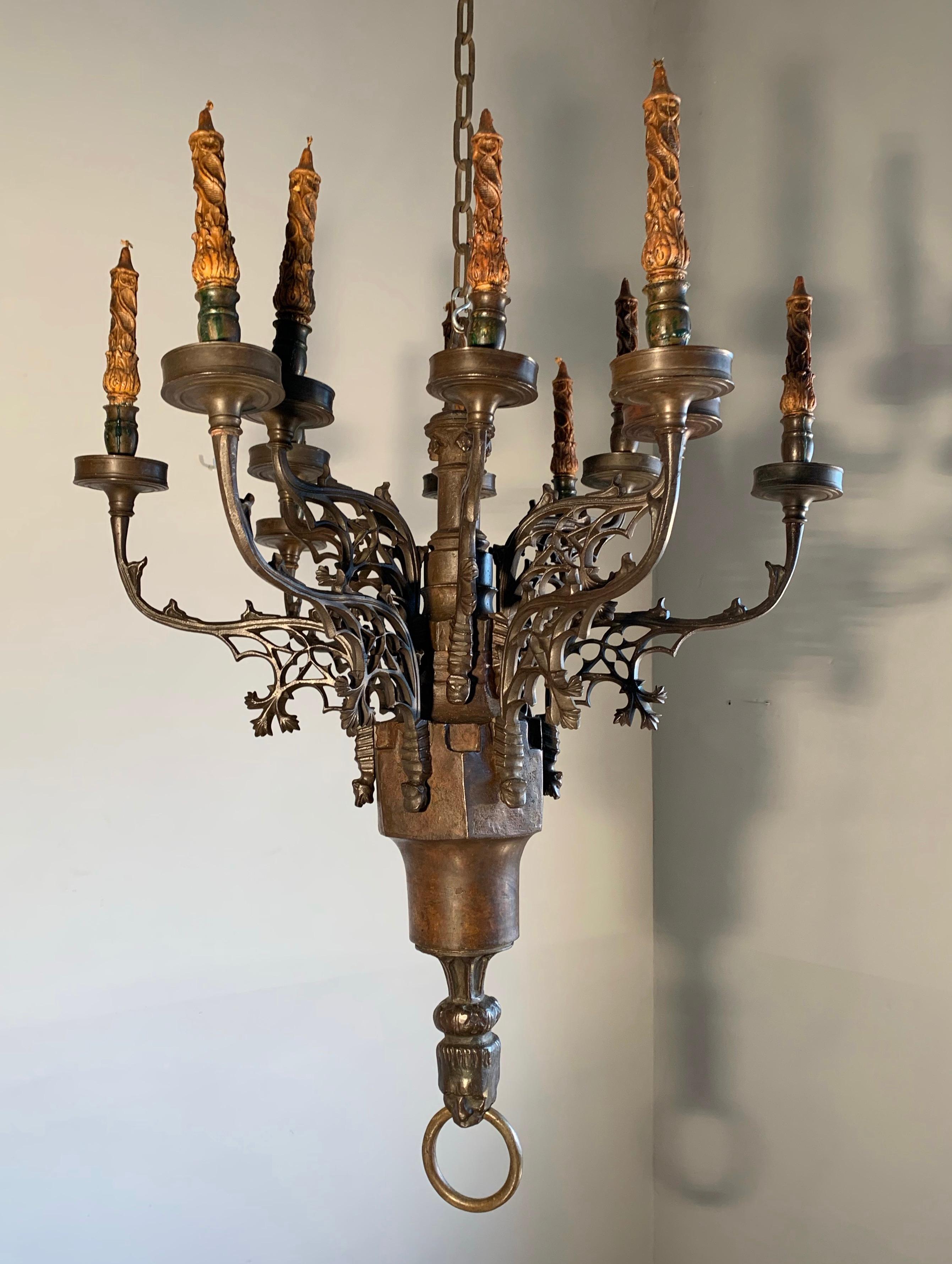 Rare lustre néo-gothique ancien de 12 bougies en bronze avec sculptures de Gargoyle en vente 6